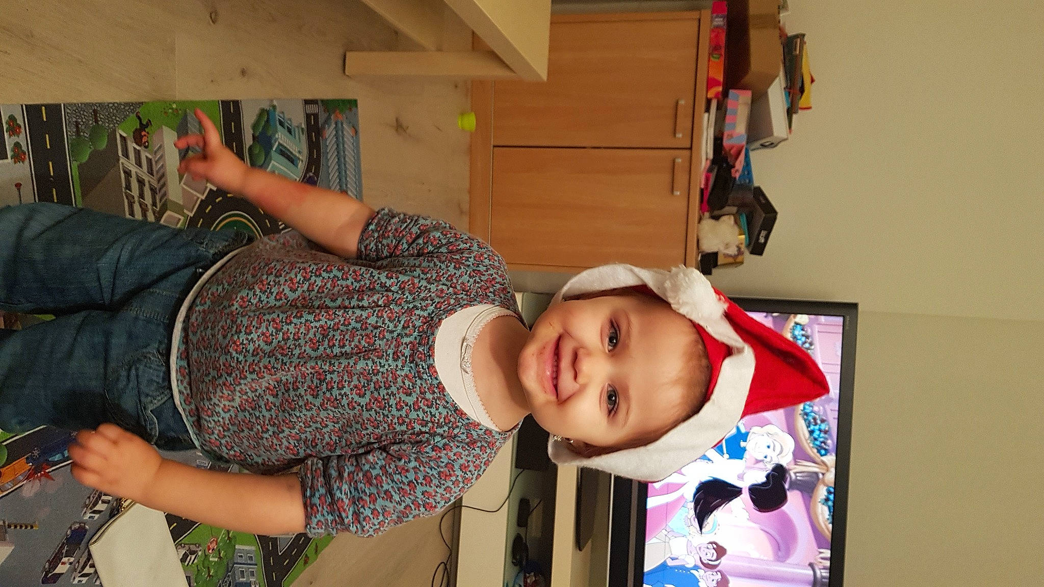 Anabelle participe au concours pour gagner de l'argent avec cette photo : baby, baby_toddler_clothing, child, clothing, fun, happy, hat, headwear, joy, leisure, pattern, person, room, shelf, shelving, smile, sun_hat, t_shirt, toddler, wood