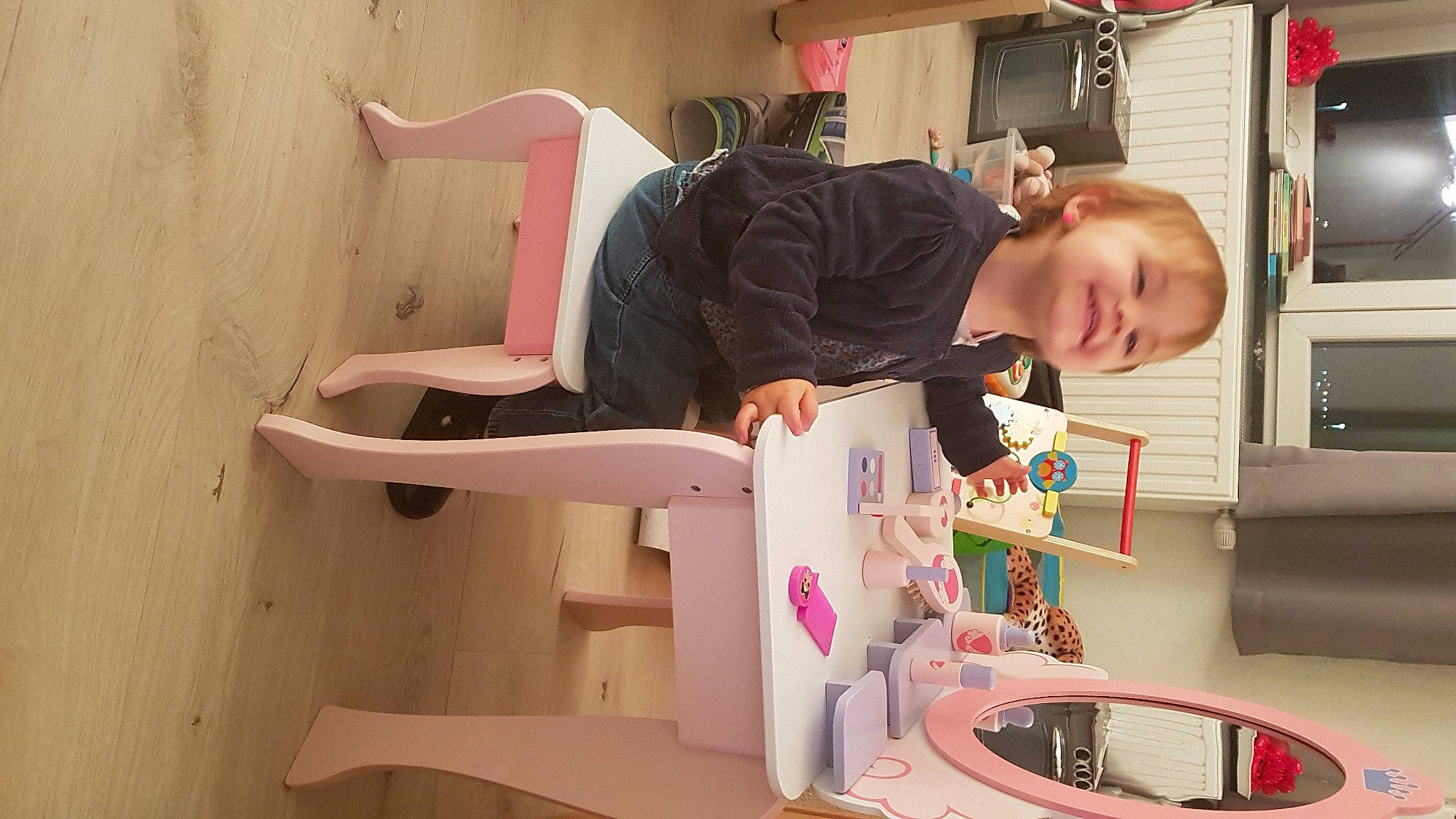 Anabelle a rejoint le concours — aidez-le/la à gagner de superbes lots ! child, comfort, fun, house, joy, machine, magenta, person, play, room, shelf, toddler, wood