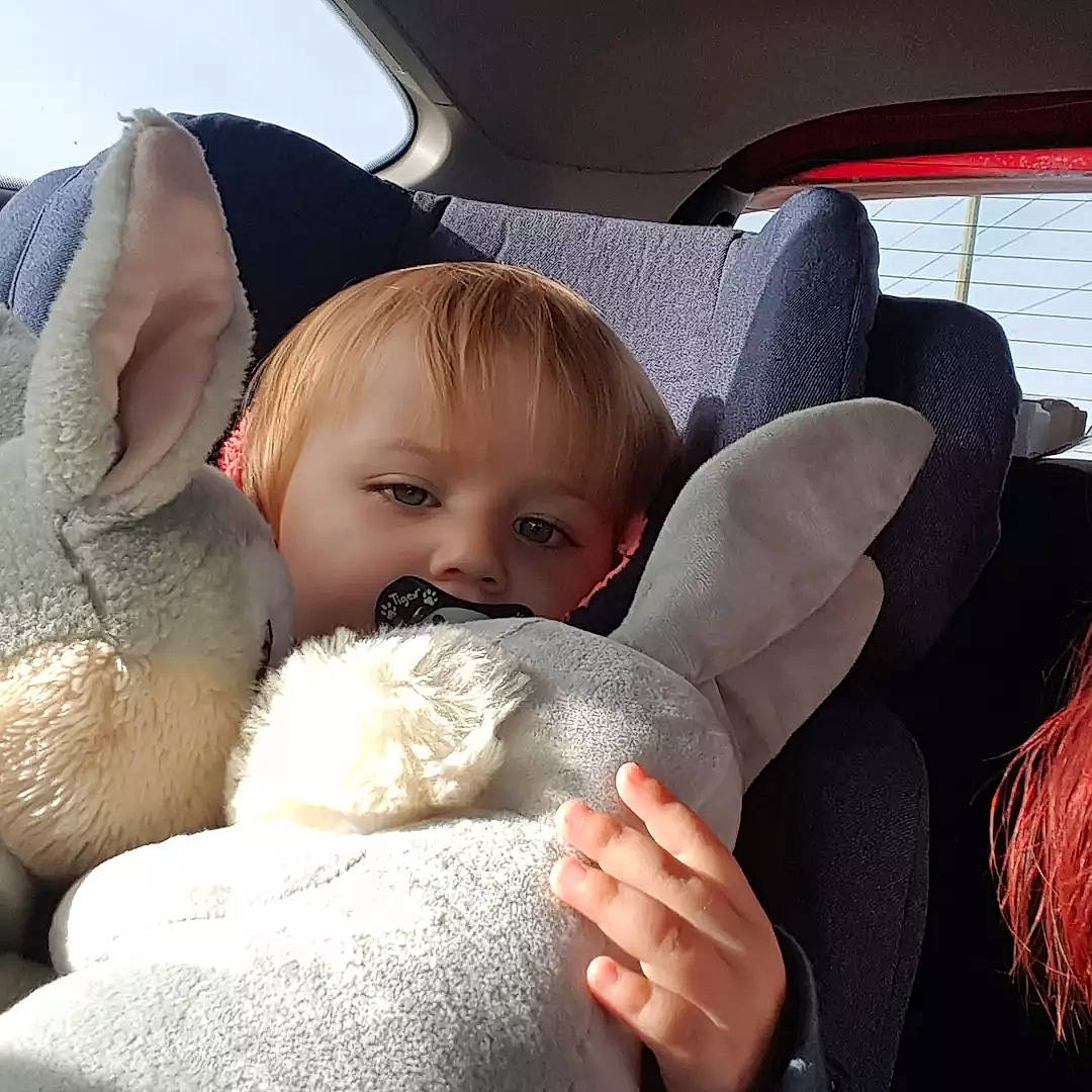 Anabelle a rejoint le concours — aidez-le/la à gagner de superbes lots ! baby, car_seat, cheek, chin, comfort, cool, eye, face, facial_expression, finger, gesture, happy, head, headgear, mouth, nose, person, skin, toddler, vertebrate