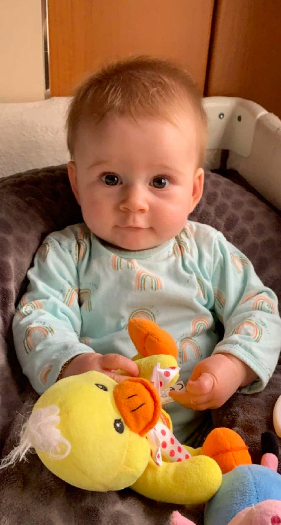 Missy a rejoint le concours — aidez-le/la à gagner de superbes lots ! arm, baby, baby_toddler_clothing, cheek, dress, eye, facial_expression, finger, head, human_body, iris, lip, mammal, mouth, nose, orange, organ, person, skin, toddler