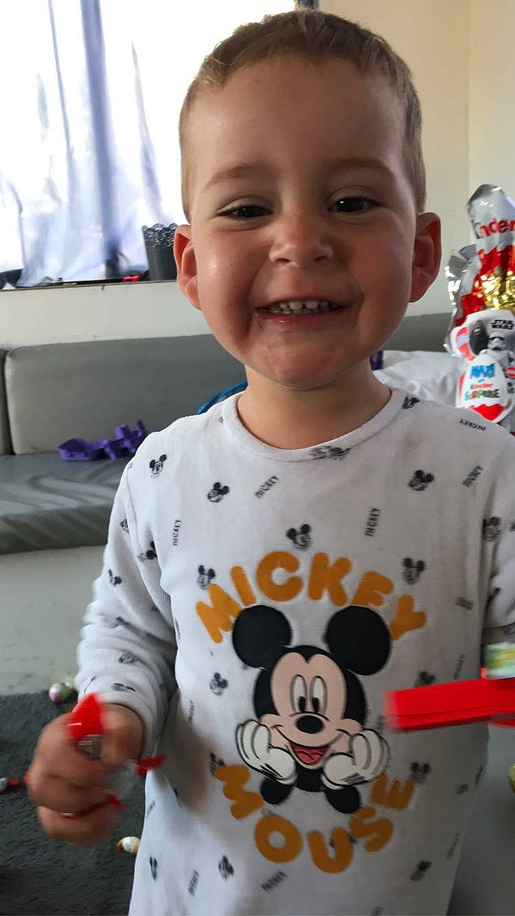 Steven participe au concours pour gagner de l'argent avec cette photo : baby, baby_toddler_clothing, cheek, child, curtain, event, face, facial_expression, fun, happy, head, joy, nose, person, product, skin, sleeve, smile, standing, t_shirt