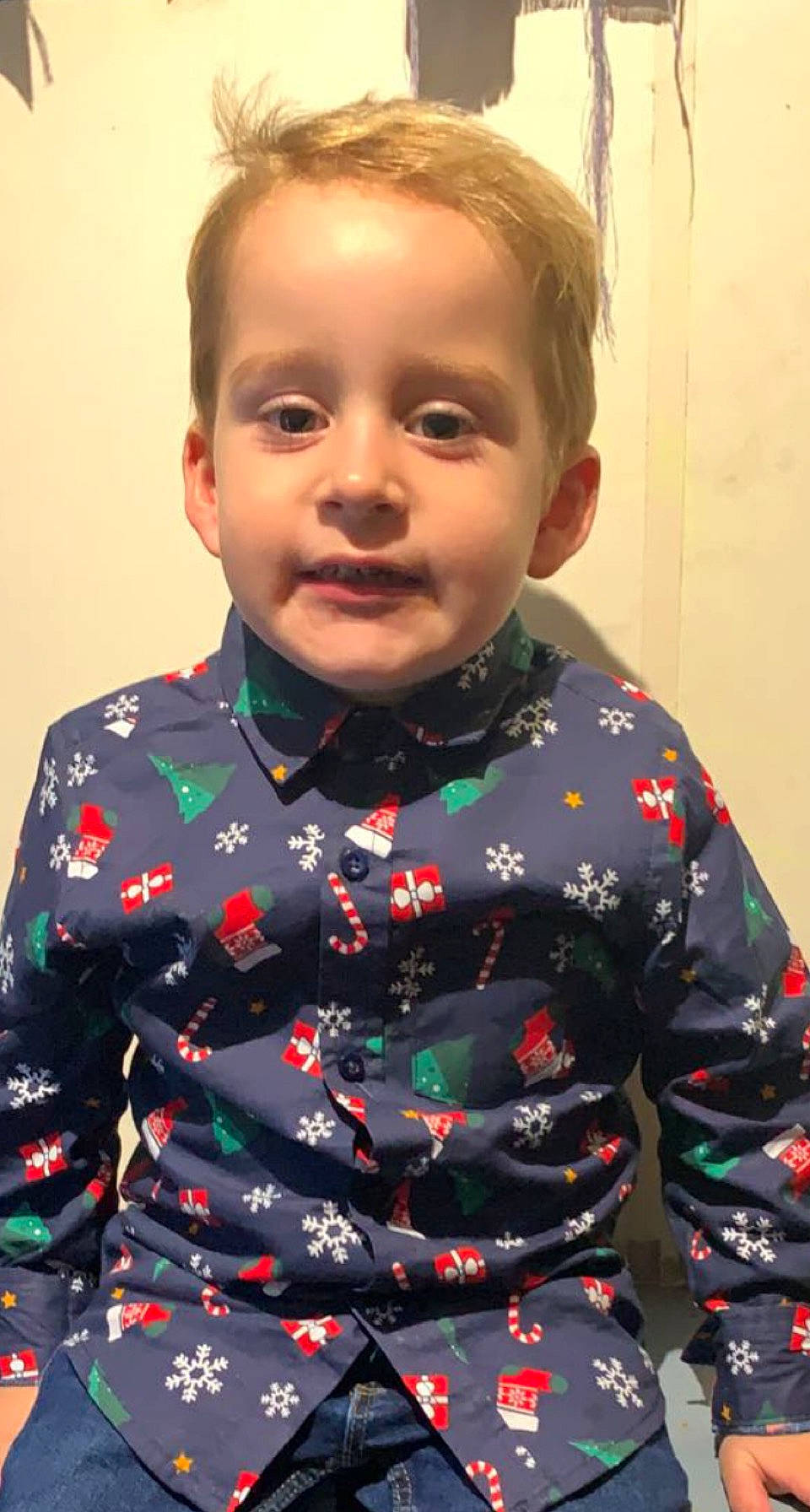 Steven a rejoint le concours — aidez-le/la à gagner de superbes lots ! baby_toddler_clothing, button, cheek, chin, collar, dress_shirt, facial_expression, formal_wear, happy, head, human_body, neck, nose, outerwear, pattern, person, shirt, sleeve, smile, t_shirt