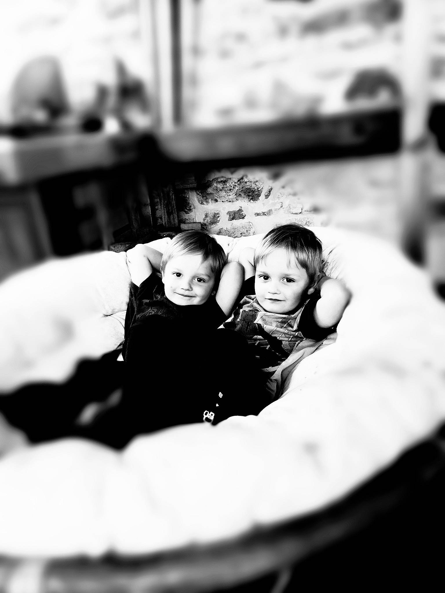 Denys Daniiel a rejoint le concours — aidez-le/la à gagner de superbes lots ! baby, black, black_and_white, chair, child, comfort, facial_expression, flash_photography, fun, happy, joy, monochrome, monochrome_photography, person, portrait_photography, room, sitting, stock_photography, style, toddler