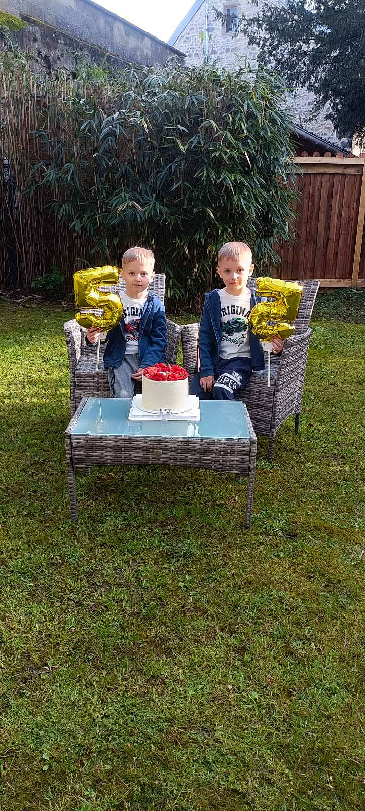 Denys Daniiel participe au concours pour gagner de l'argent avec cette photo : chair, event, face, food, fun, garden, grass, lawn, leisure, outdoor_furniture, outdoor_table, person, picnic_table, plant, recreation, sharing, sitting, t_shirt, table, tablecloth