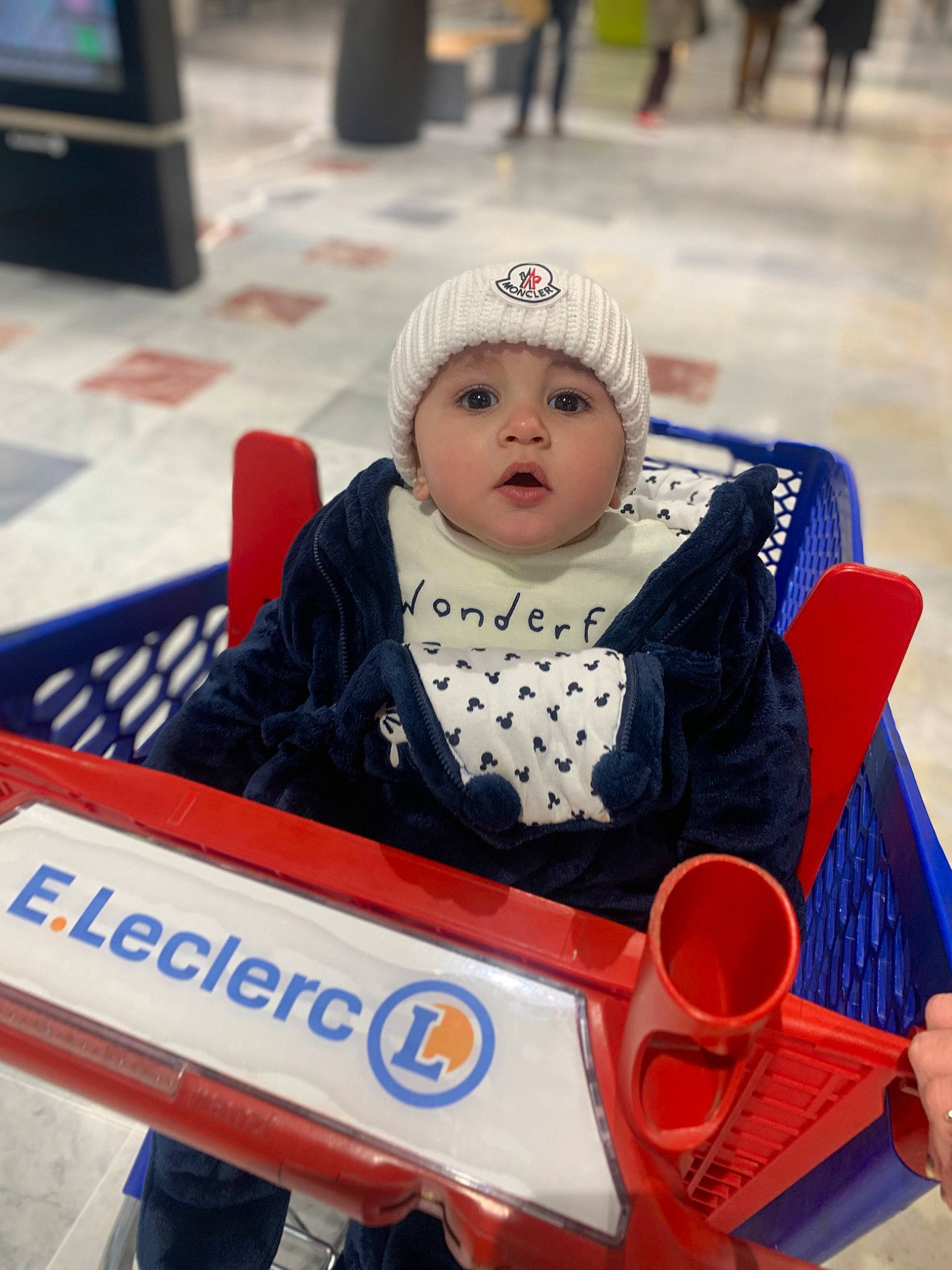 Alana a rejoint le concours — aidez-le/la à gagner de superbes lots ! baby, baby_playing_with_toys, baby_products, baby_safety, baby_toddler_clothing, beanie, cap, child, city, costume, event, fun, happy, headwear, leisure, person, personal_protective_equipment, recreation, sitting, surprise