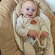 Soann participe au concours pour gagner de l'argent avec cette photo : baby, infant, smile, happy, plush_chair, beige, soft_toy, baby_clothing, cozy, cute, child, indoor, portrait, face, head, hand, sitting, comfortable, baby_seat, light