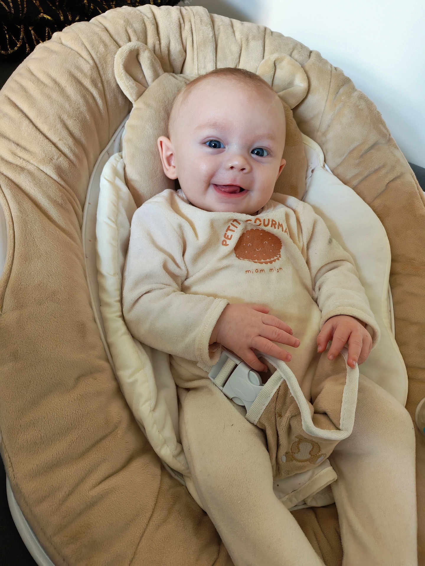 Soann participe au concours pour gagner de l'argent avec cette photo : baby, infant, smile, happy, plush_chair, beige, soft_toy, baby_clothing, cozy, cute, child, indoor, portrait, face, head, hand, sitting, comfortable, baby_seat, light