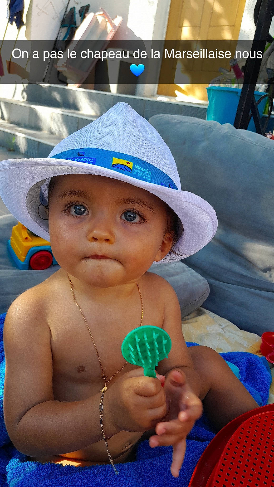 Marley a rejoint le concours — aidez-le/la à gagner de superbes lots ! azure, blue, cap, cool, facial_expression, finger, fun, gesture, happy, headgear, headwear, leisure, mouth, nose, organ, people, person, photograph, product, skin