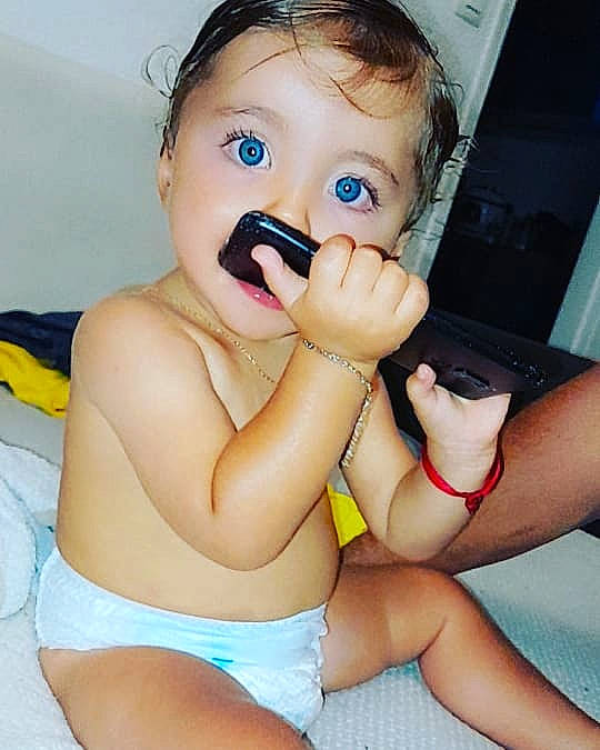 Marley a rejoint le concours — aidez-le/la à gagner de superbes lots ! baby_playing_with_toys, baby_toddler_clothing, cheek, chest, eyelash, finger, fun, gesture, happy, human_leg, iris, knee, leg, lip, nail, person, skin, thigh, thumb, toddler