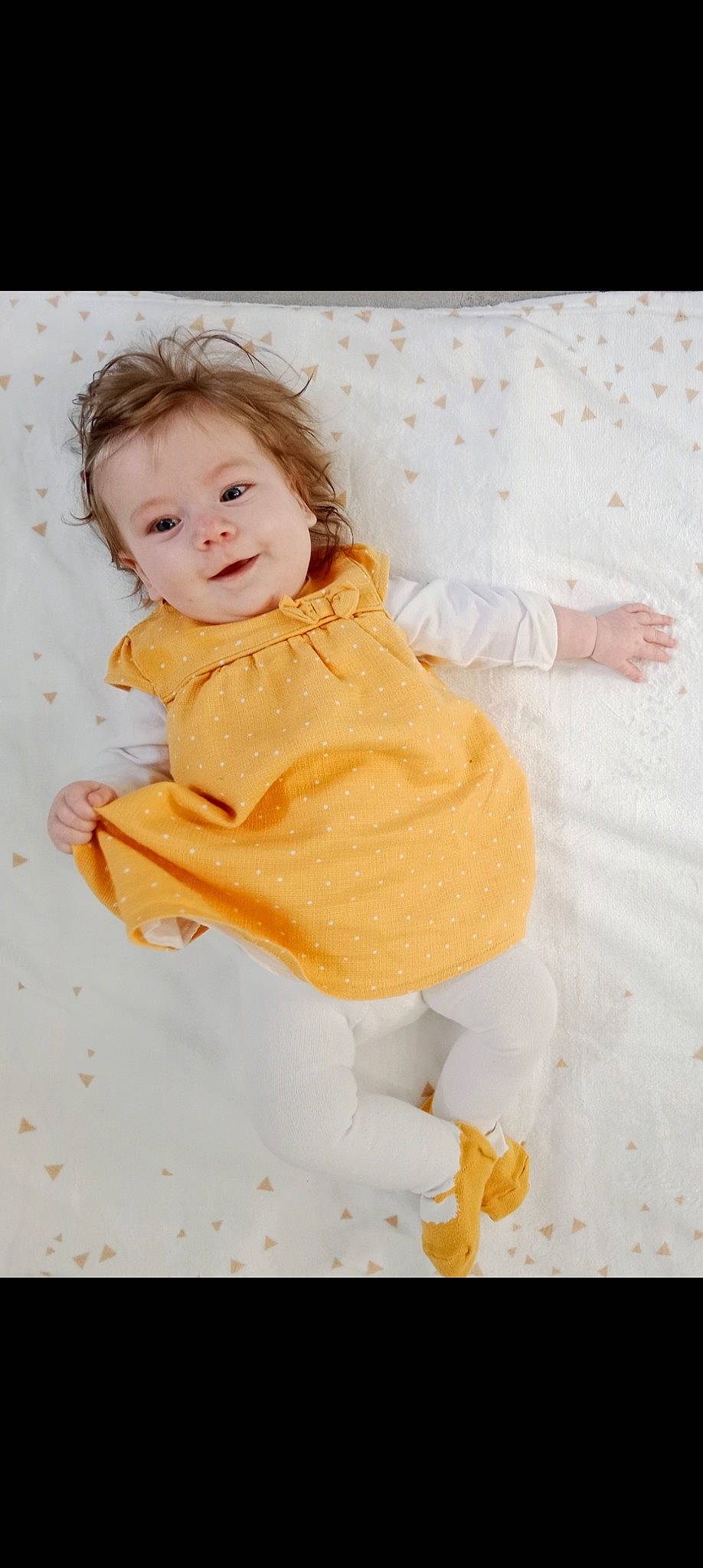 Jeanne a rejoint le concours — aidez-le/la à gagner de superbes lots ! baby, baby_toddler_clothing, brown_hair, cheek, child, face, flooring, fur, happy, linens, orange, pattern, peach, person, portrait_photography, sitting, sleeve, smile, teddy_bear, toddler