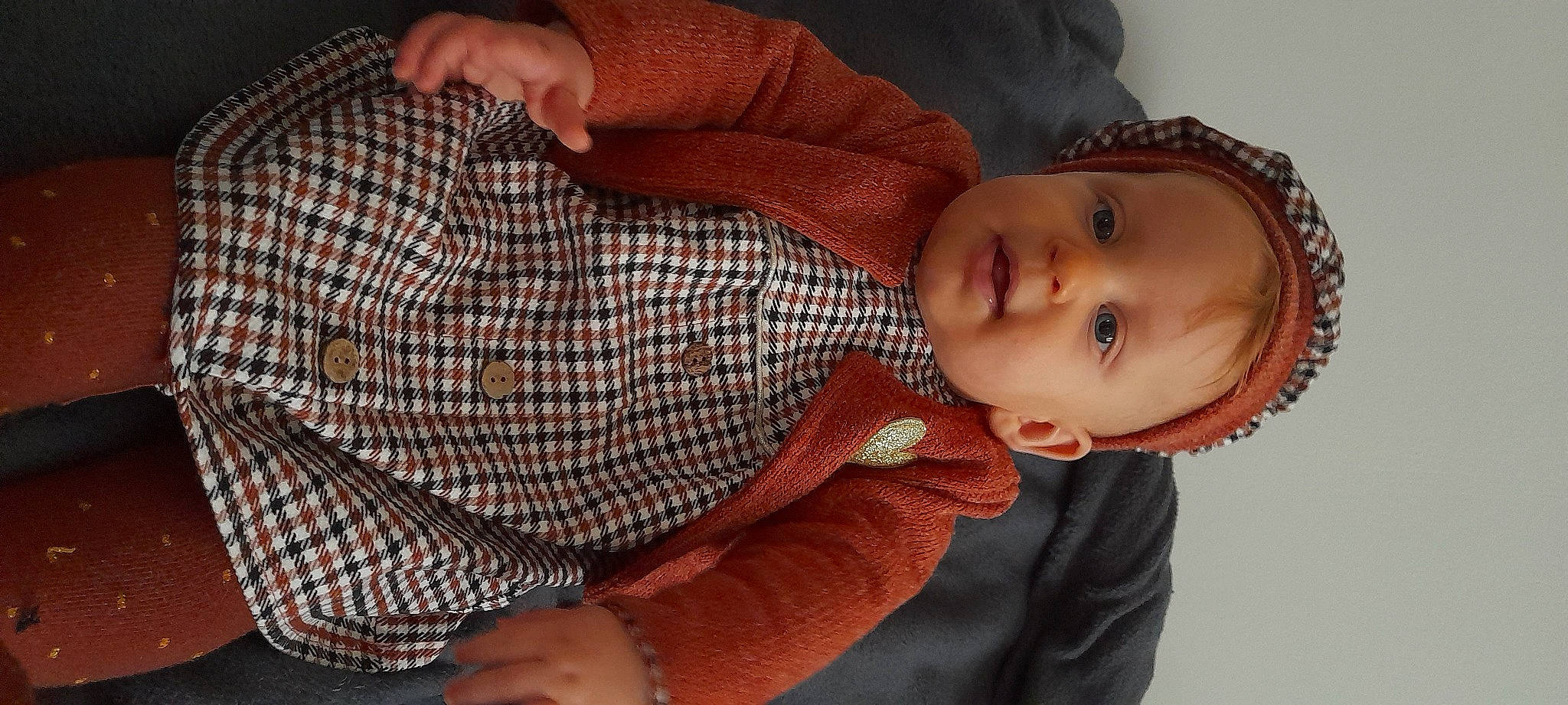 Lylou participe au concours pour gagner de l'argent avec cette photo : arm, baby, baby_toddler_clothing, cheek, child, comfort, elbow, eyelash, finger, gesture, hand, nail, nose, pattern, person, plaid, sleeve, tartan, thumb, toddler