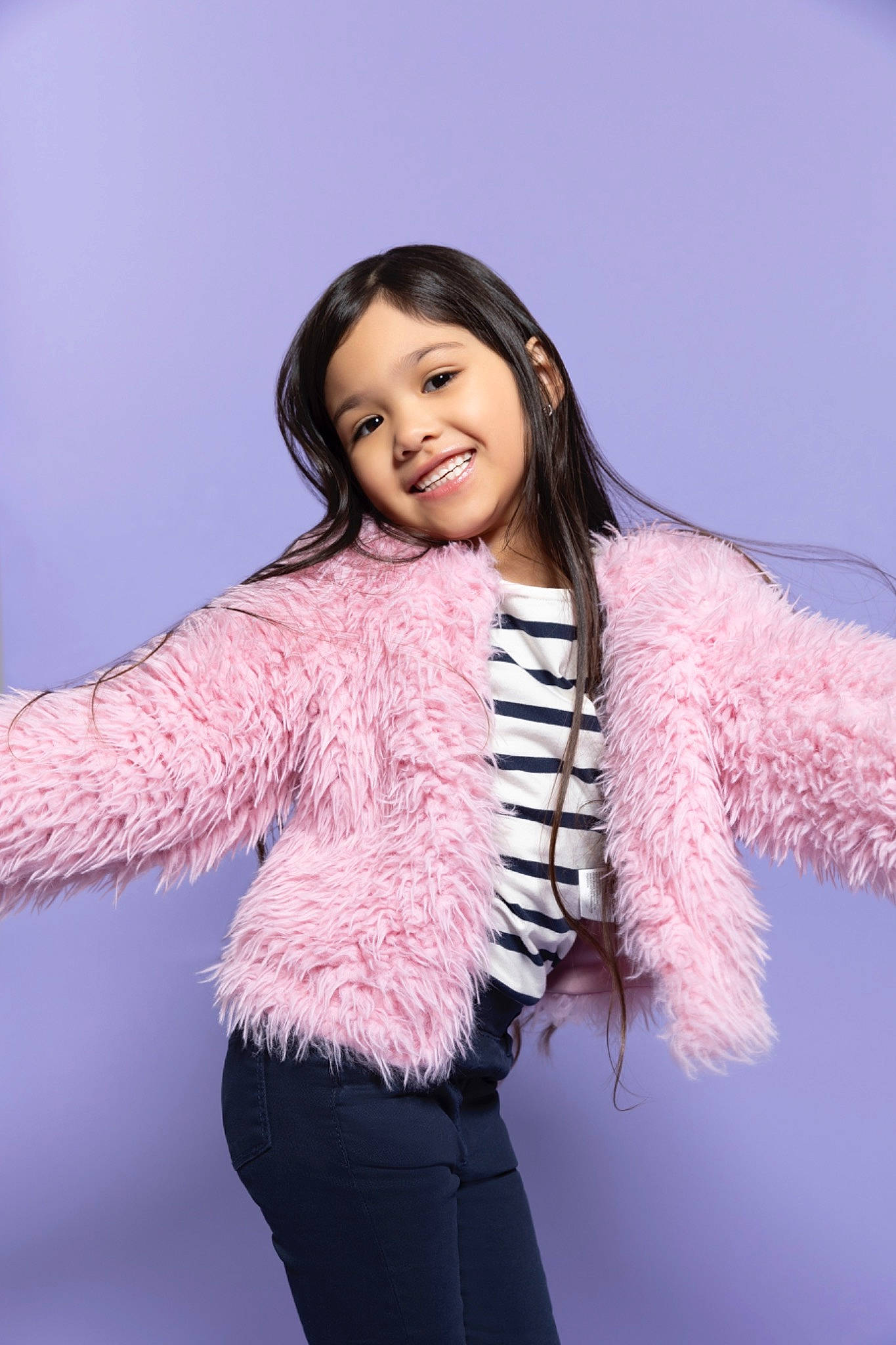 Keyla participe au concours pour gagner de l'argent avec cette photo : arm, clothing, cool, facial_expression, fashion_design, fashion_model, finger, flash_photography, gesture, hairstyle, hand, happy, joy, neck, person, pink, shoulder, skin, sleeve, smile