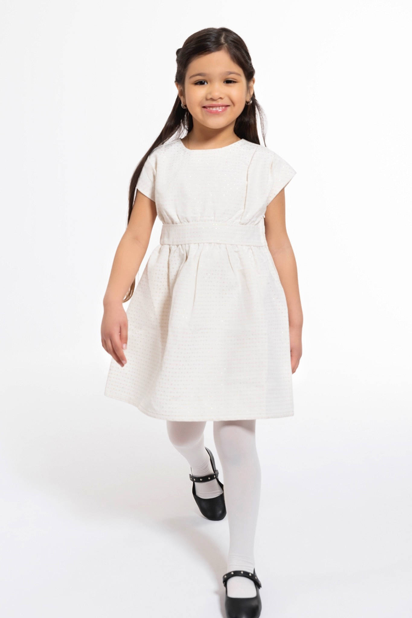 Keyla a rejoint le concours — aidez-le/la à gagner de superbes lots ! blazer, collar, day_dress, dress, dress_shirt, elbow, fashion_design, formal_wear, gesture, hand, head, human_body, joy, neck, one_piece_garment, person, sleeve, sleeveless_shirt, smile, t_shirt