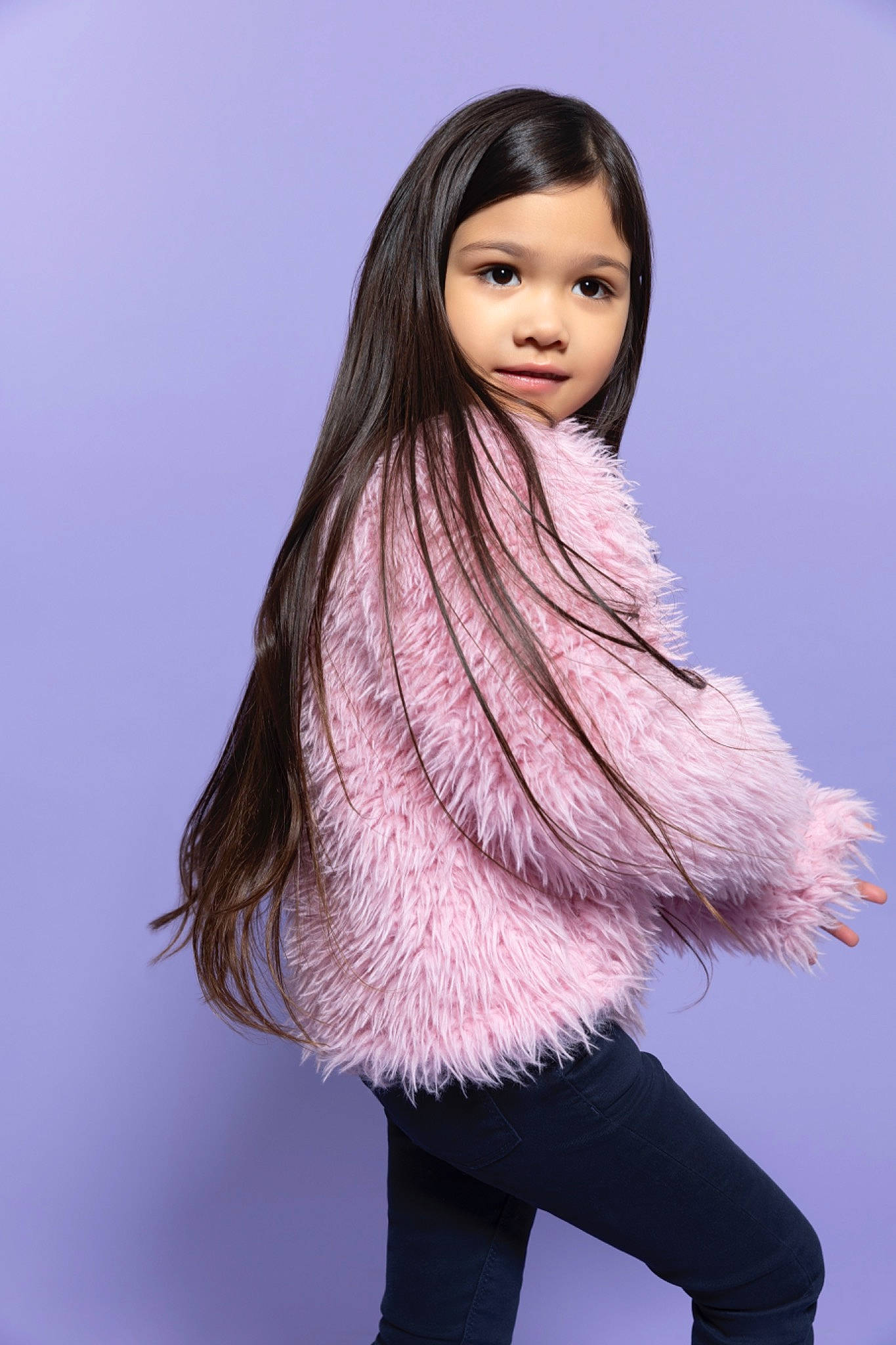 Keyla participe au concours pour gagner de l'argent avec cette photo : animal_product, arm, black_hair, brown_hair, electric_blue, eyelash, fashion_design, fashion_model, fur_clothing, human_body, human_leg, lip, long_hair, magenta, neck, person, sleeve, thigh, waist, wig