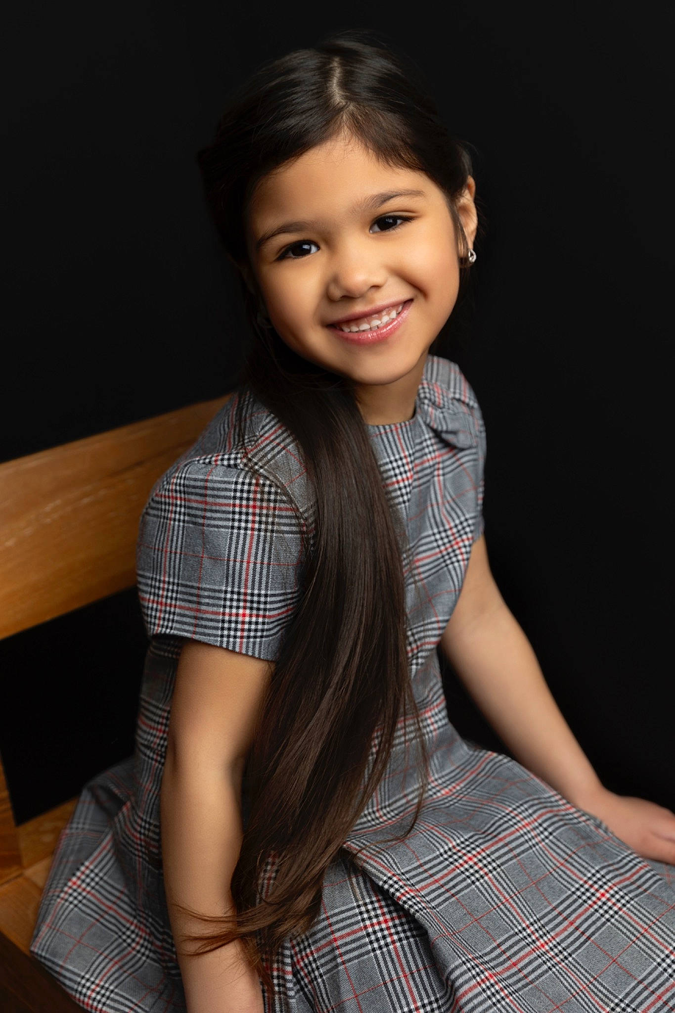 Keyla participe au concours pour gagner de l'argent avec cette photo : black_hair, day_dress, dress, eyelash, face, fashion, fashion_design, flash_photography, hair, joint, joy, lip, neck, one_piece_garment, person, plaid, shoulder, skin, sleeve, smile