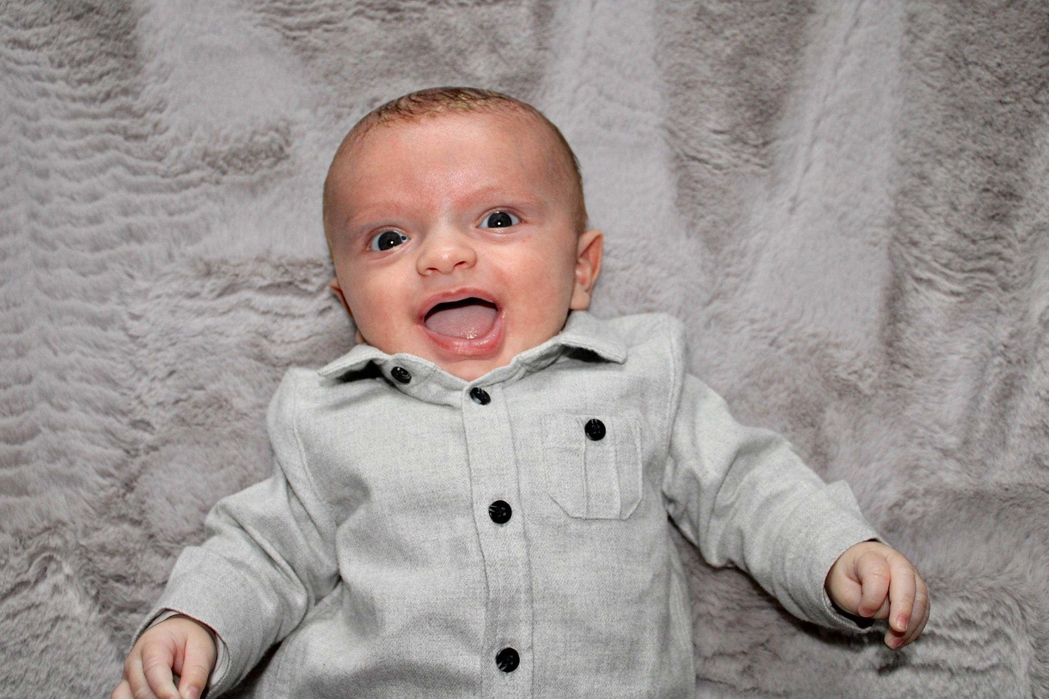 Gianni participe au concours pour gagner de l'argent avec cette photo : baby, baby_toddler_clothing, cheek, collar, comfort, eye, eyebrow, face, gesture, happy, iris, nose, outerwear, person, photograph, skin, sleeve, smile, toddler, white