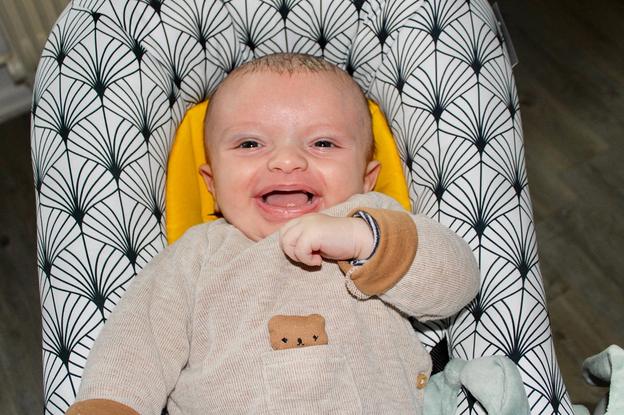 Gianni participe au concours pour gagner de l'argent avec cette photo : baby, baby_laughing, baby_toddler_clothing, cheek, comfort, eye, facial_expression, finger, happy, human, iris, lip, mouth, nose, person, product, skin, sleeve, smile, textile