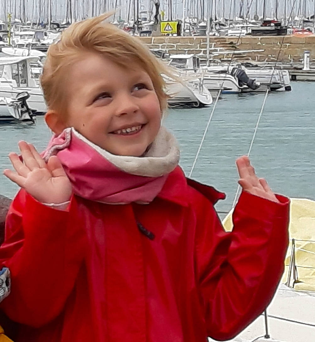 Maëliz participe au concours pour gagner de l'argent avec cette photo : child, finger, gesture, hand, joy, mouth, outerwear, person, recreation, sleeve, smile, vacation