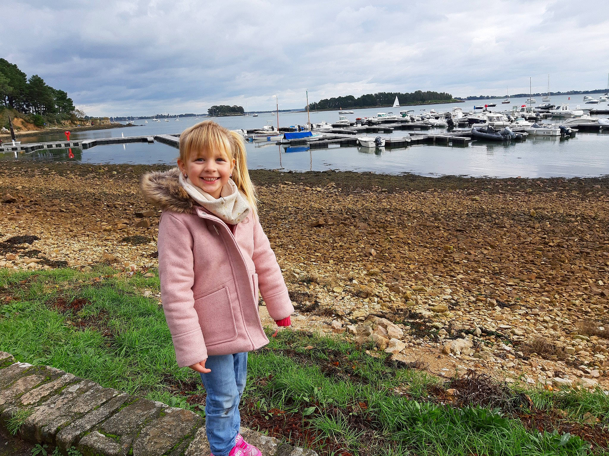 Maëliz participe au concours pour gagner de l'argent avec cette photo : bay, beach, child, cloud, coast, coastal_and_oceanic_landforms, grass, headland, holiday, joy, leisure, mountain, ocean, person, sea, shore, sky, spring, tourism, vacation