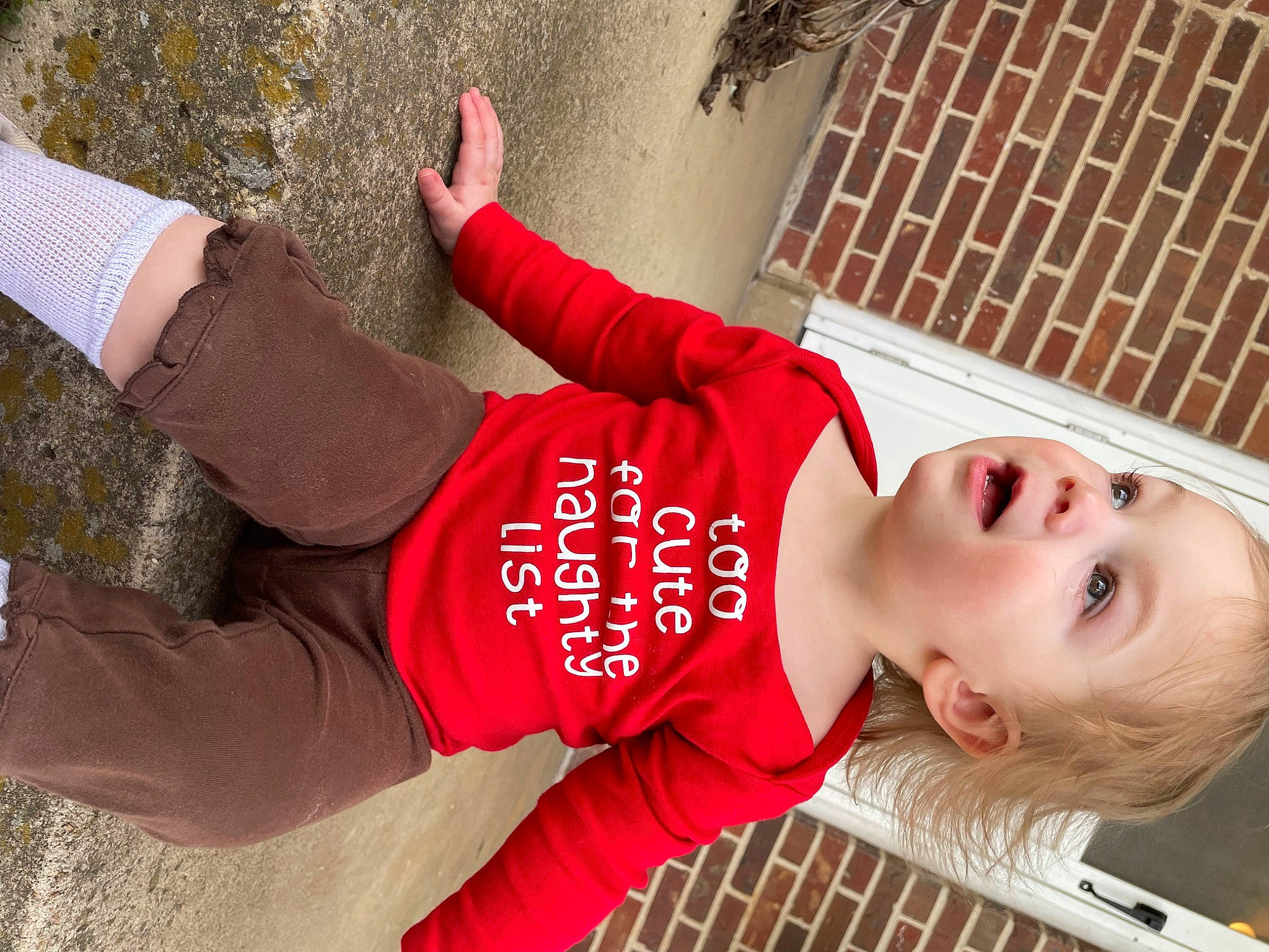 Daesy is registered to the contest to win money with this photo: arm, clothing, fun, hand, happy, human_leg, joint, knee, leg, leisure, orange, pattern, person, plant, red, skin, sleeve, street_fashion, surprise, thigh