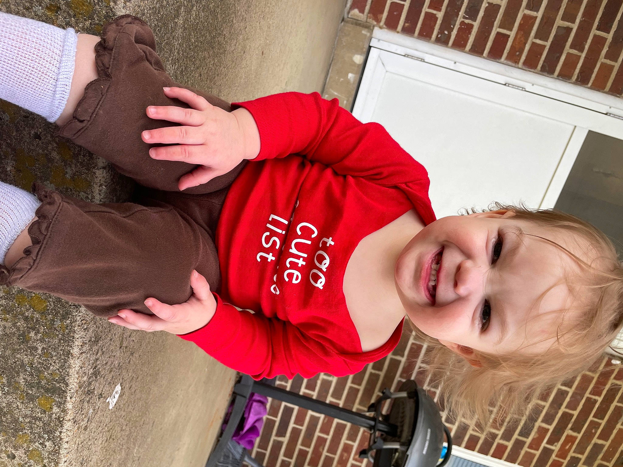 Daesy is registered to the contest to win money with this photo: carmine, child, cool, fun, gesture, happy, joy, laugh, leisure, mouth, pattern, person, play, sitting, sleeve, smile, t_shirt, toddler, tree, vacation