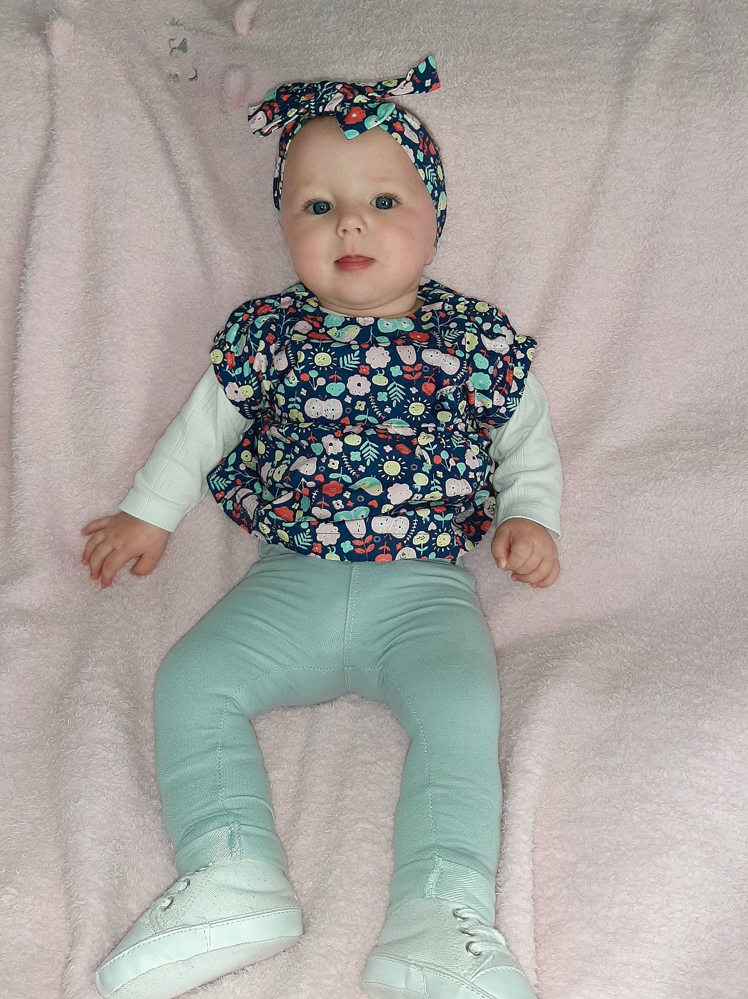 Noelia a rejoint le concours — aidez-le/la à gagner de superbes lots ! baby, baby_toddler_clothing, cheek, child, hair_accessory, head, headgear, headpiece, headwear, leggings, person, sleeve, toddler, toy