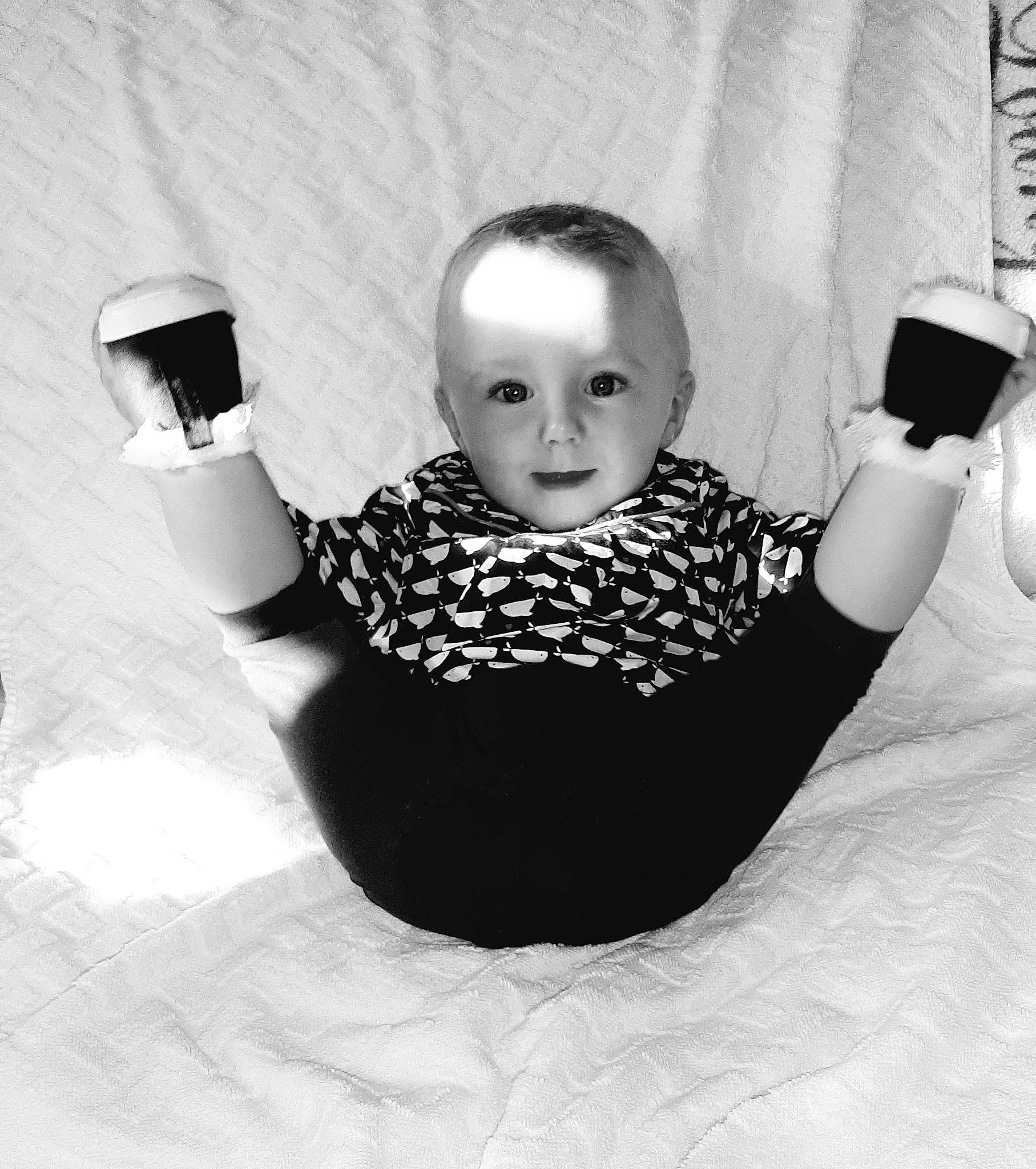 Noelia a rejoint le concours — aidez-le/la à gagner de superbes lots ! arm, black, black_and_white, child, finger, gesture, hand, monochrome, monochrome_photography, person, photo_shoot, photography, room, selfie, stock_photography, style, white