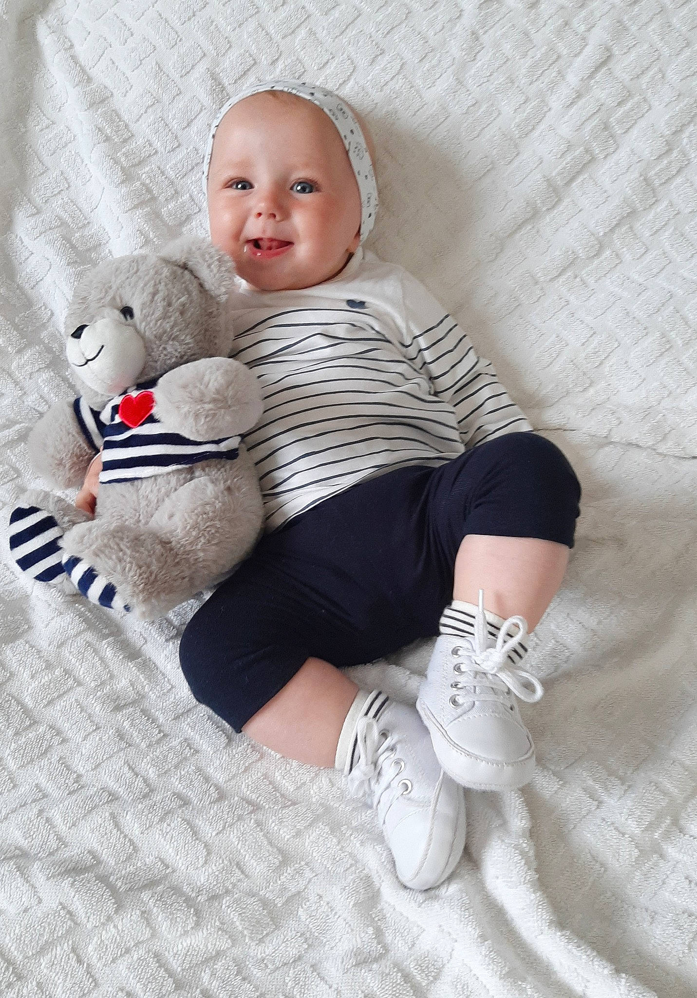 Noelia participe au concours pour gagner de l'argent avec cette photo : baby, baby_products, baby_toddler_clothing, child, headwear, leg, person, product, skin, sleeve, toddler, white