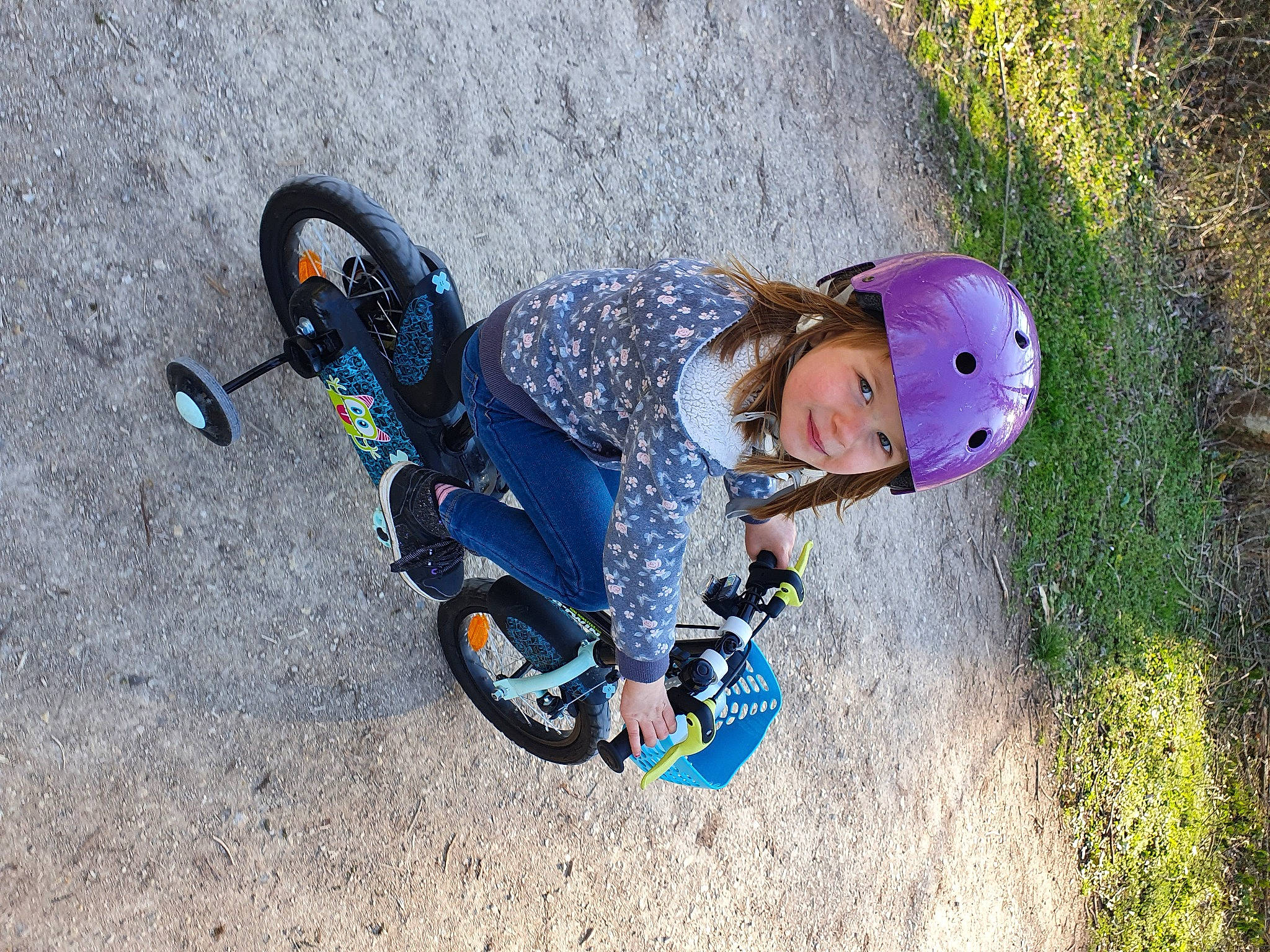 Romy a rejoint le concours — aidez-le/la à gagner de superbes lots ! adventure, automotive_tire, bicycle_accessory, bicycle_helmet, bicycle_tire, electric_blue, fun, grass, happy, headwear, helmet, joy, leisure, people_in_nature, person, personal_protective_equipment, recreation, shadow, soil, tire
