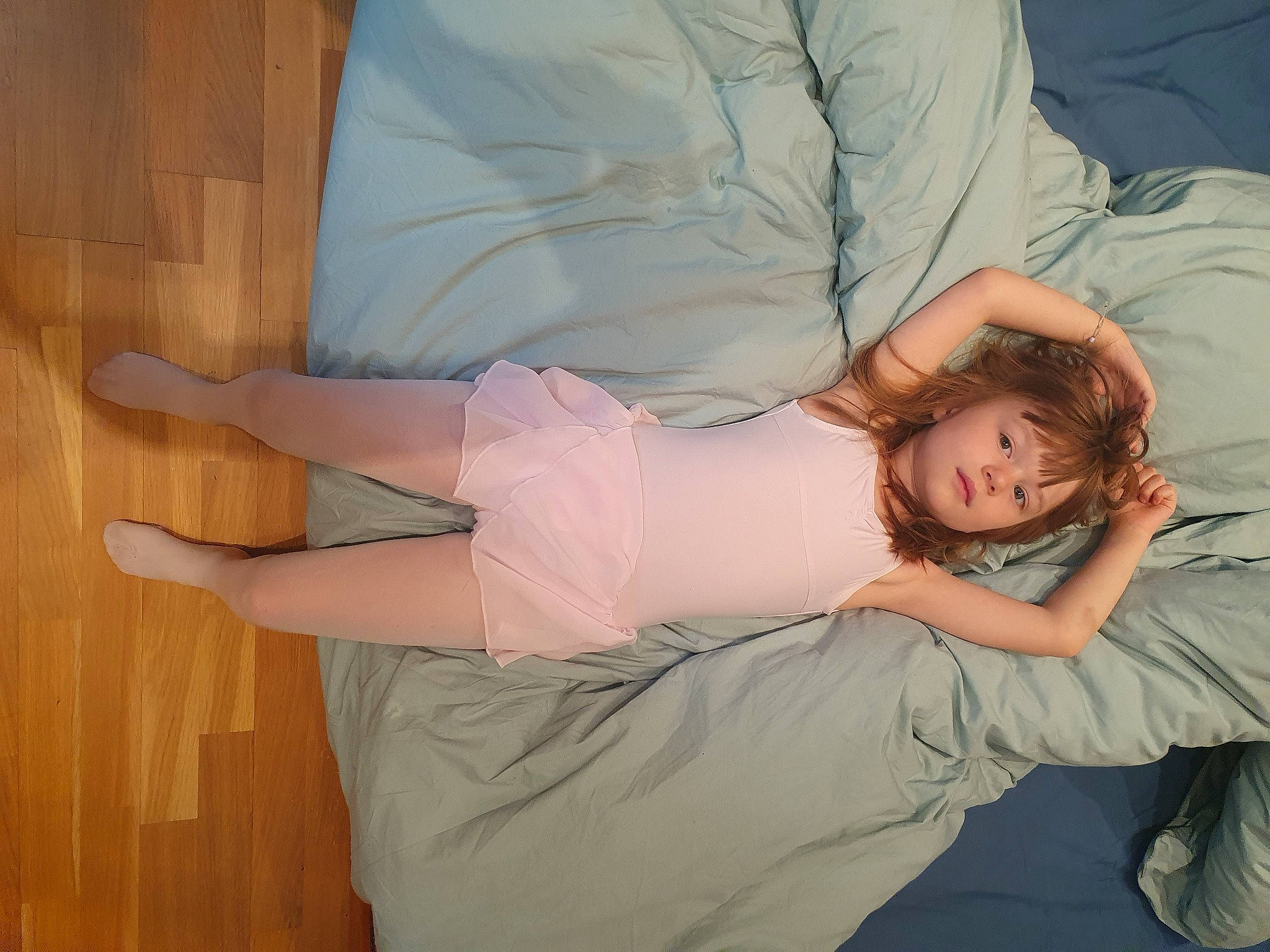 Romy participe au concours pour gagner de l'argent avec cette photo : abdomen, comfort, couch, elbow, finger, gesture, happy, human_body, human_leg, joint, knee, leg, linens, long_hair, neck, person, shoulder, thigh, trunk, wood