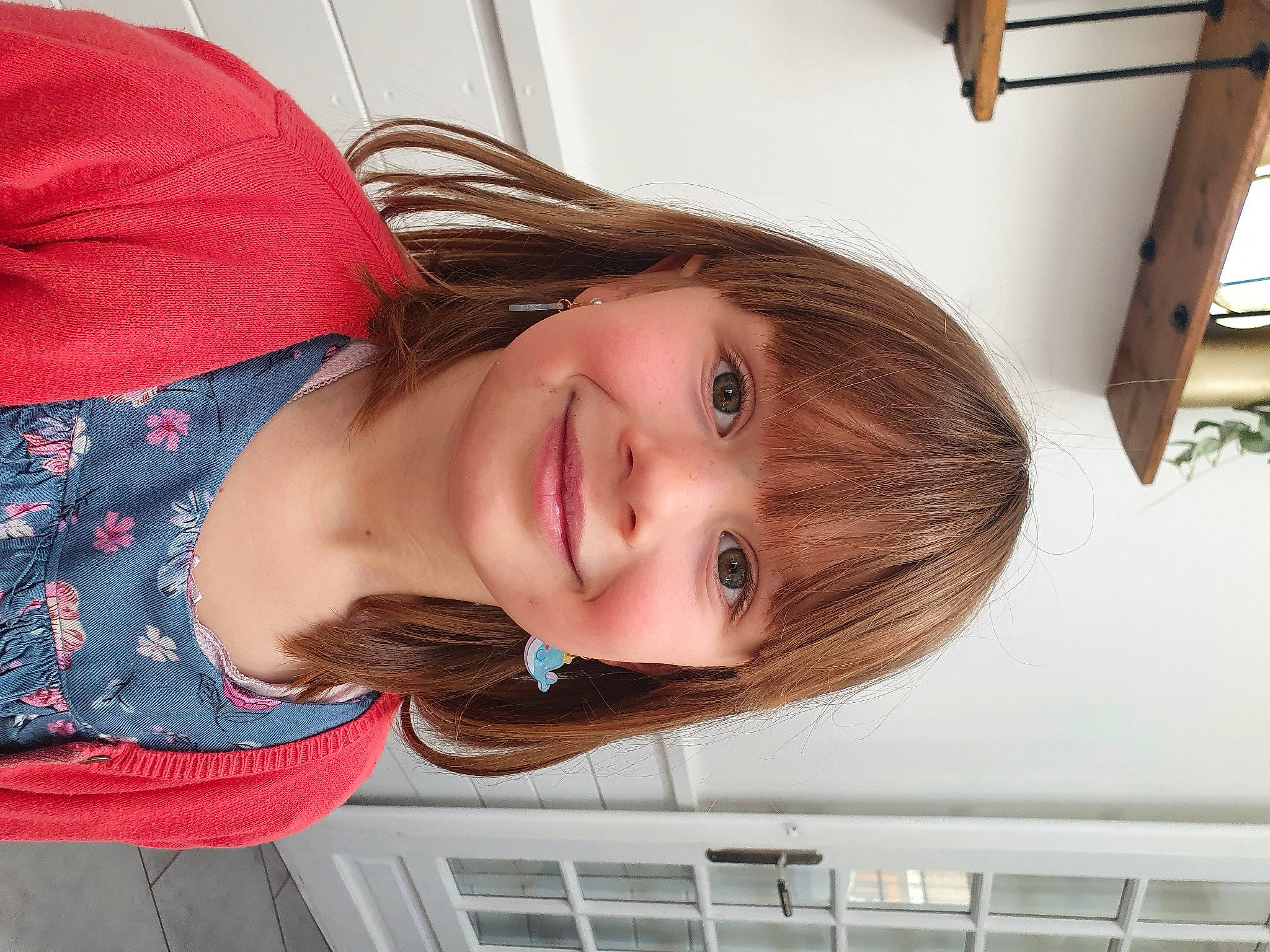 Romy a rejoint le concours — aidez-le/la à gagner de superbes lots ! brown_hair, child, comfort, electric_blue, eye, eyelash, face, flooring, fun, happy, hardwood, head, joy, lip, pattern, person, portrait_photography, skin, smile, vacation