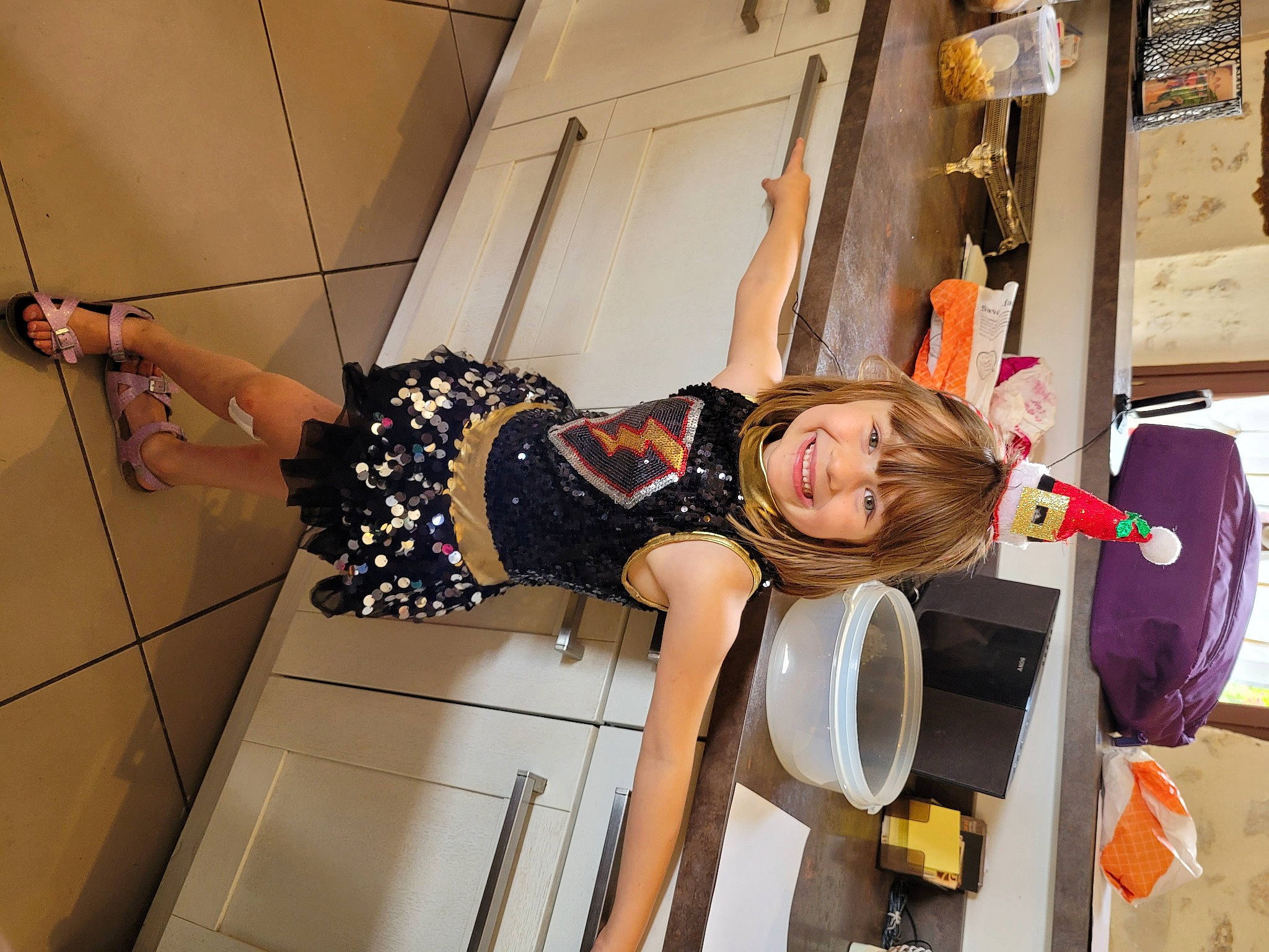 Romy participe au concours pour gagner de l'argent avec cette photo : elbow, event, fashion_design, fun, happy, hat, human_leg, joy, knee, performing_arts, person, room, rope, smile, thigh, waist, window, wrist