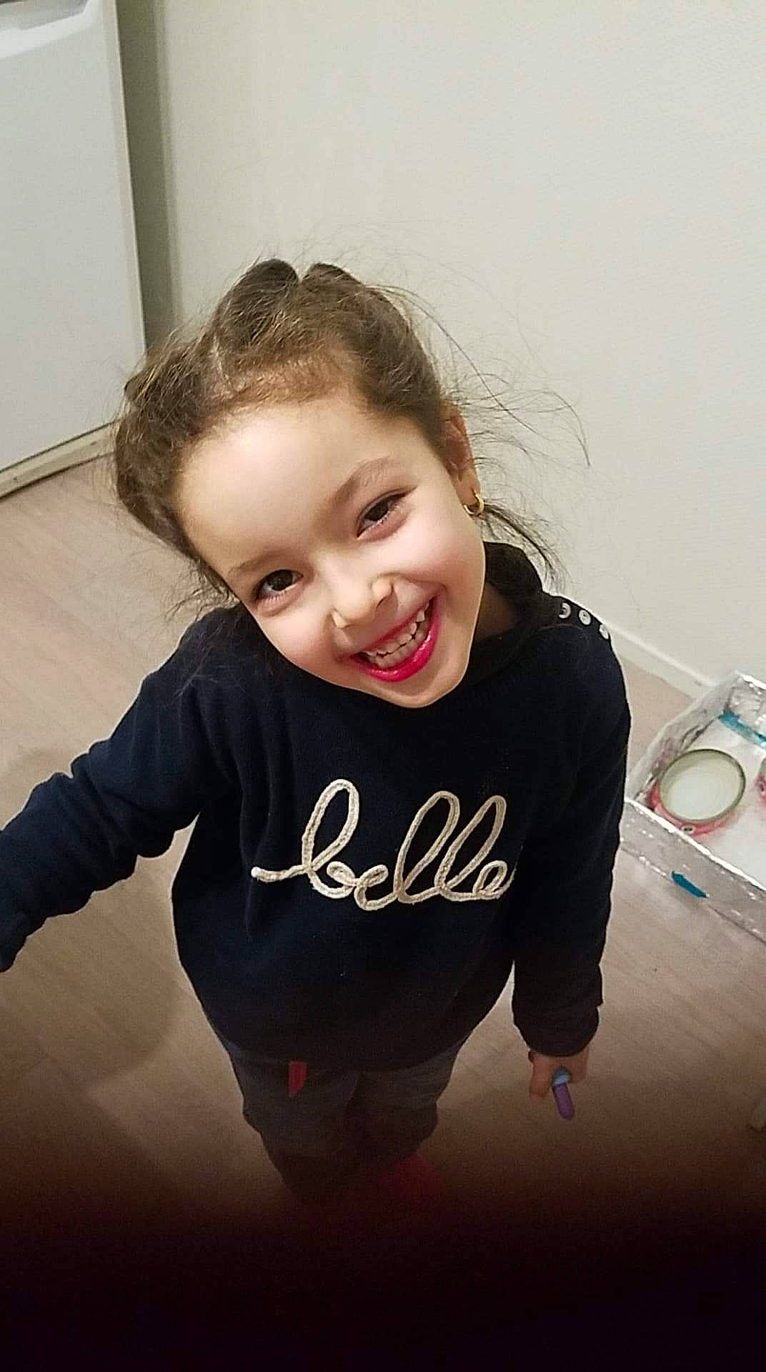 Mayar a rejoint le concours — aidez-le/la à gagner de superbes lots ! arm, cheek, child, chin, cool, eye, eyebrow, face, facial_expression, forehead, fun, hair, hairstyle, happy, head, joy, lip, nose, person, skin