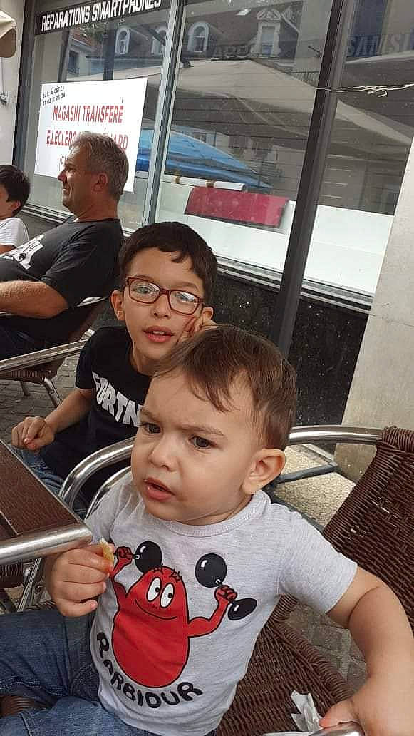 Taha a rejoint le concours — aidez-le/la à gagner de superbes lots ! baby, child, family, fun, people, person, smile, toddler, vacation