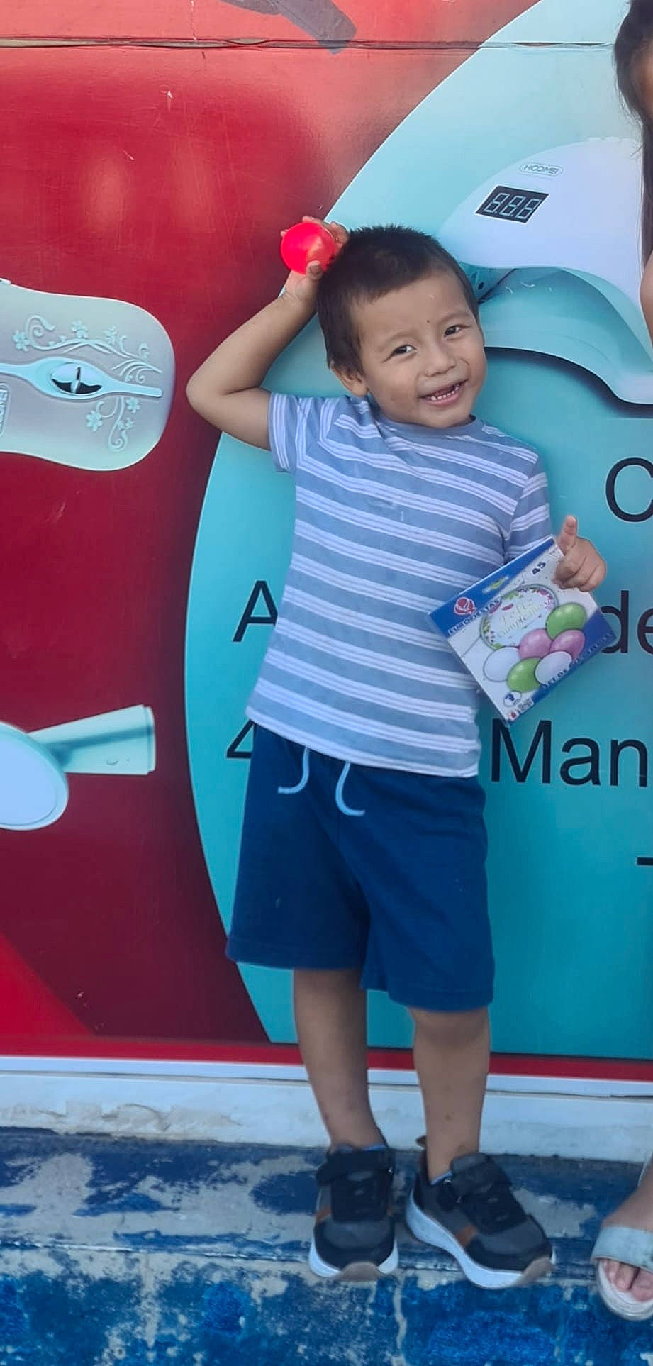 Kilian participe au concours pour gagner de l'argent avec cette photo : azure, baby_toddler_clothing, child, electric_blue, gesture, green, happy, joy, leg, leisure, person, pink, red, shorts, sleeve, smile, snapshot, standing, t_shirt, toddler
