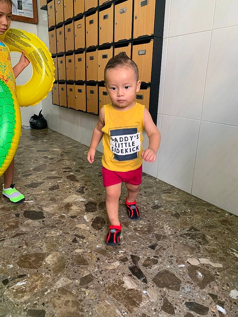 Kilian a rejoint le concours — aidez-le/la à gagner de superbes lots ! child, flooring, fun, happy, leisure, person, physical_fitness, play, recreation, room, running, shorts, soil, t_shirt, toddler, yellow