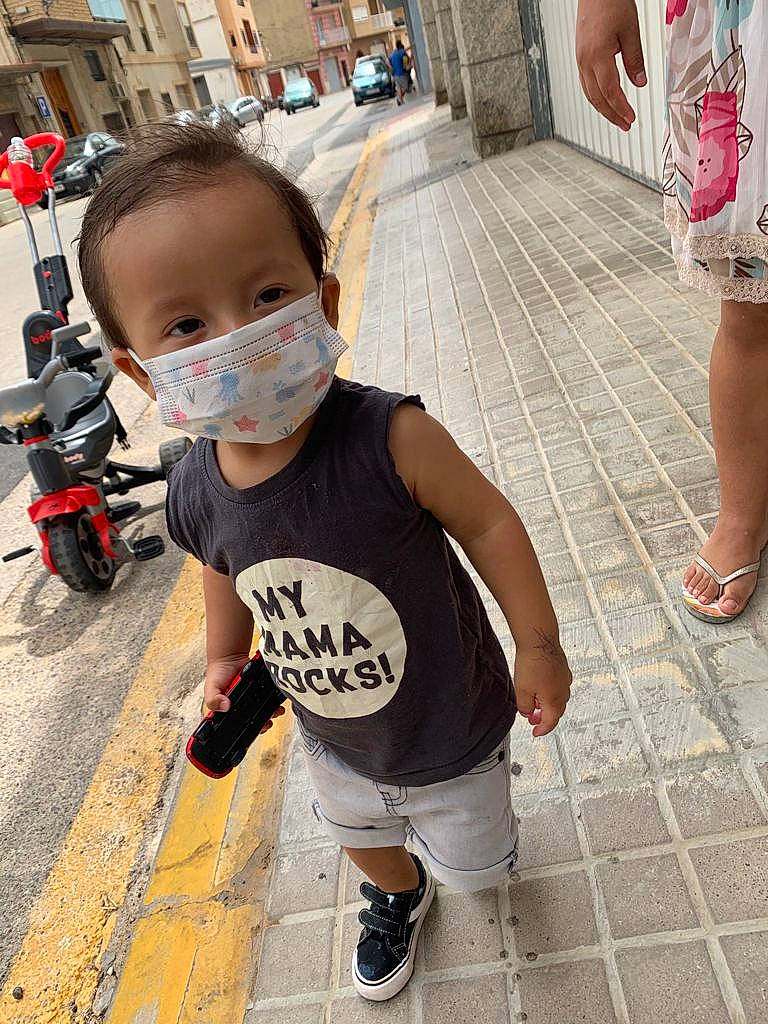 Kilian a rejoint le concours — aidez-le/la à gagner de superbes lots ! asphalt, cool, eyewear, footwear, glasses, happy, human, human_body, joint, leg, person, shoe, shorts, sidewalk, sneakers, standing, street_fashion, sunglasses, t_shirt, tire