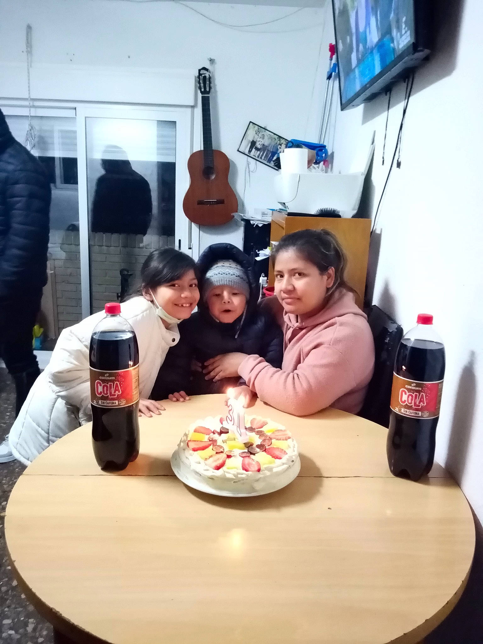 Odalys participe au concours pour gagner de l'argent avec cette photo : bottle, bowl, chair, cooking, cuisine, desk, dish, drink, event, fast_food, food, headwear, jacket, joy, junk_food, leisure, person, plate, room, soft_drink