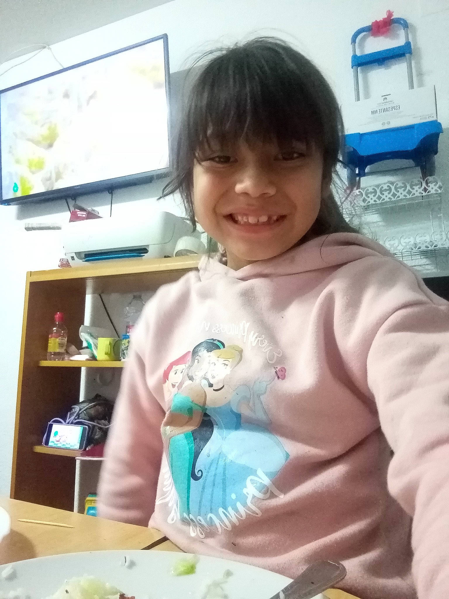 Odalys a rejoint le concours — aidez-le/la à gagner de superbes lots ! bookcase, child, comfort_food, computer_monitor, cooking, cuisine, cutlery, dish, dishware, fork, joy, person, plate, platter, room, serveware, sleeve, smile, t_shirt, table