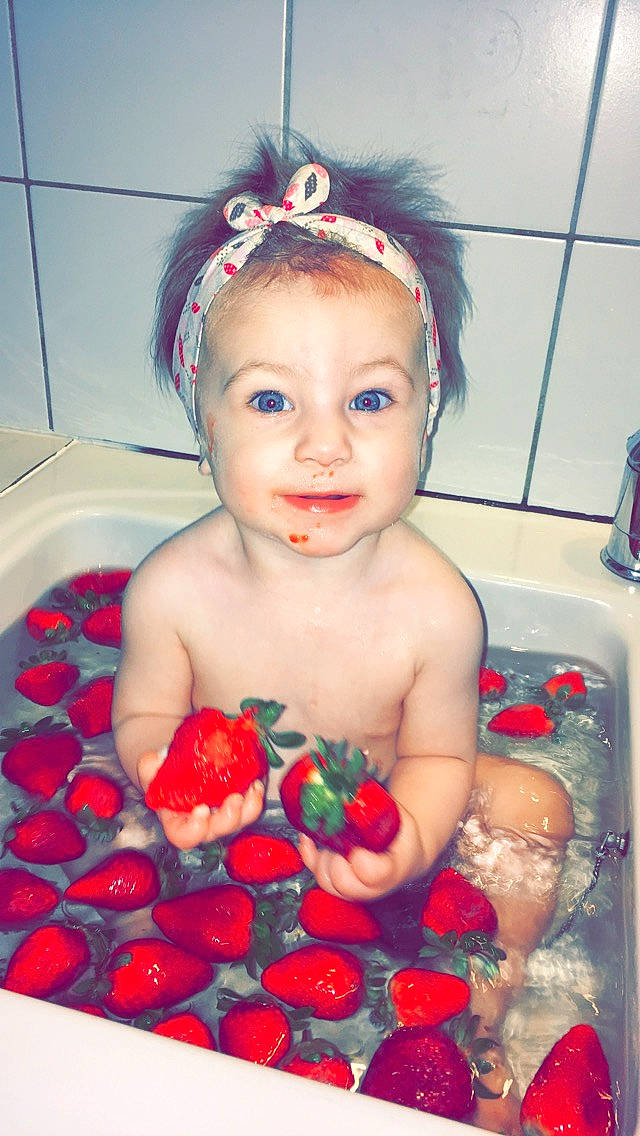 Shanel a rejoint le concours — aidez-le/la à gagner de superbes lots ! baby, baby_bathing, bathing, bathtub, child, face, fruit, head, person, plant, skin, strawberry, toddler, washing