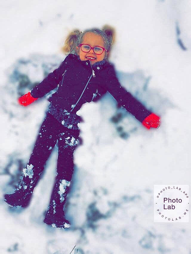 Paytonne a rejoint le concours — aidez-le/la à gagner de superbes lots ! child, freezing, fun, happy, joy, outerwear, person, play, playing_in_the_snow, recreation, smile, snow, snow_angel, toddler, winter