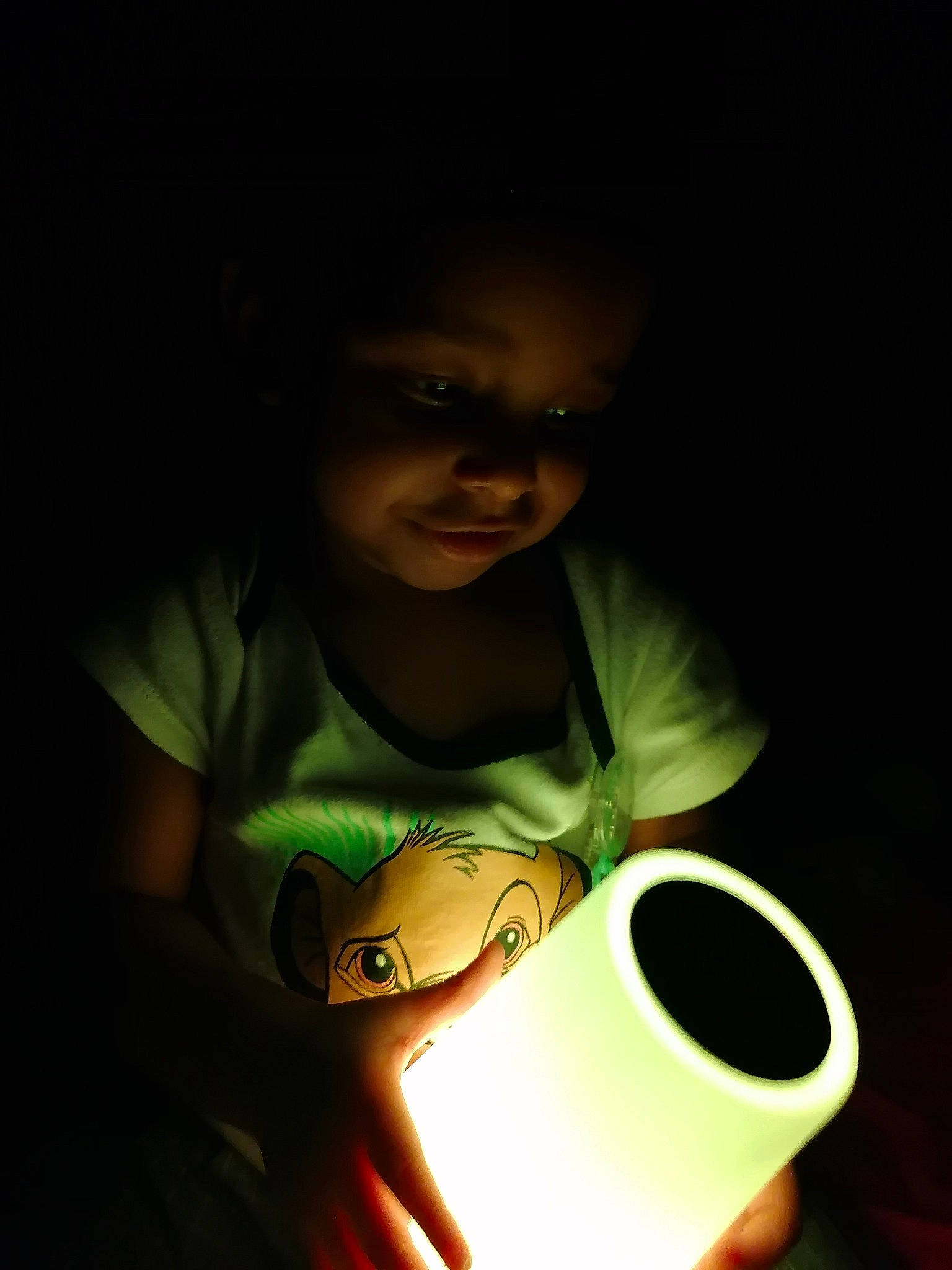Diwayne a rejoint le concours — aidez-le/la à gagner de superbes lots ! child, coffee_cup, cup, darkness, drink, drinkware, eyewear, glasses, green, mug, night, person, tableware, under_exposed