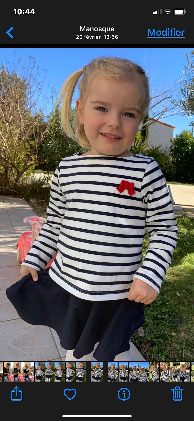 Armonie a rejoint le concours — aidez-le/la à gagner de superbes lots ! baby_toddler_clothing, child, electric_blue, eye, face, grass, happy, human_body, joy, leisure, neck, outerwear, pattern, person, plant, sky, sleeve, smile, sportswear, t_shirt