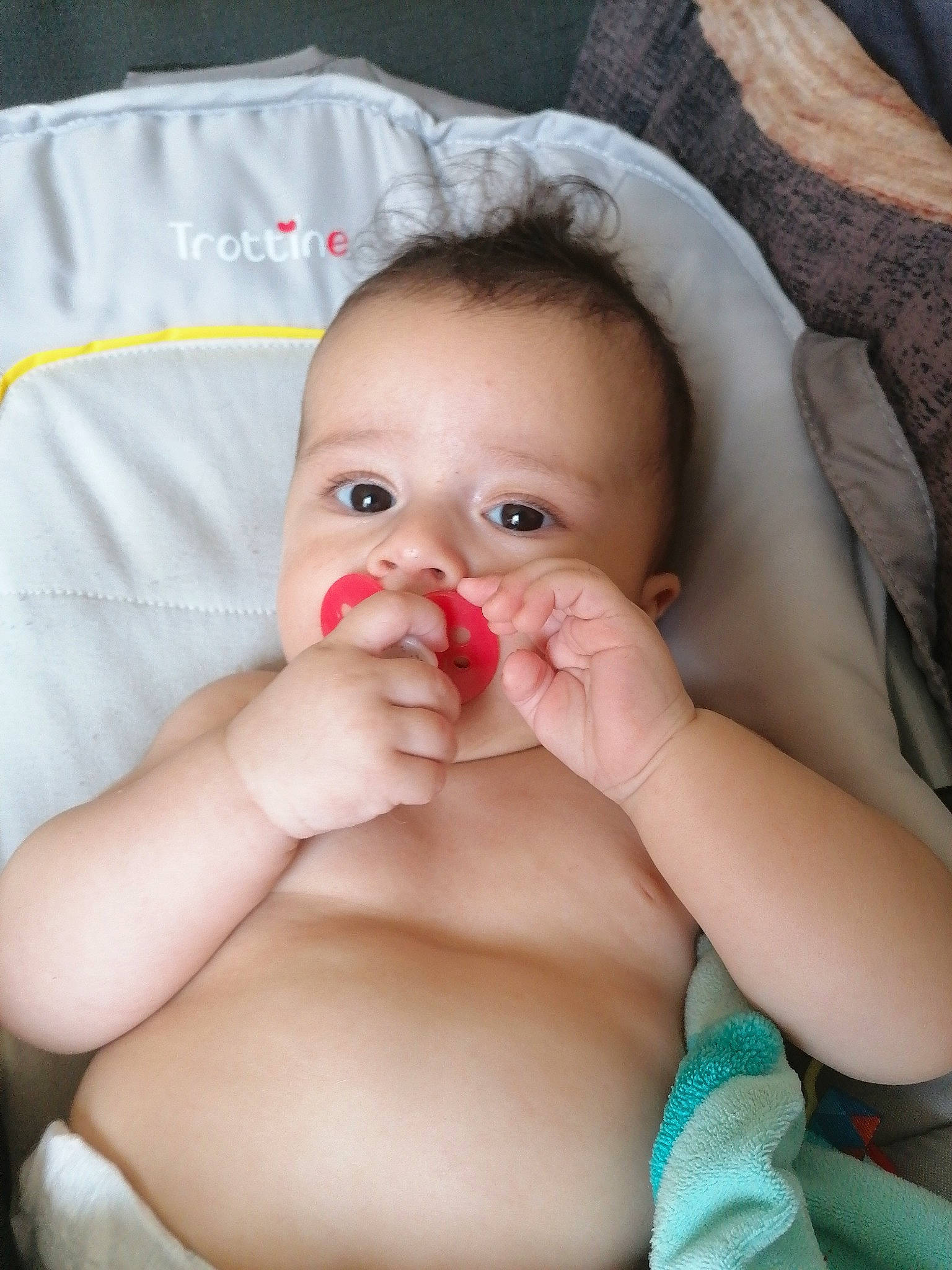 Maylon participe au concours pour gagner de l'argent avec cette photo : abdomen, baby, cheek, child, chin, close_up, eye, face, finger, hand, head, lip, mouth, muscle, neck, nose, person, skin, thumb, toddler