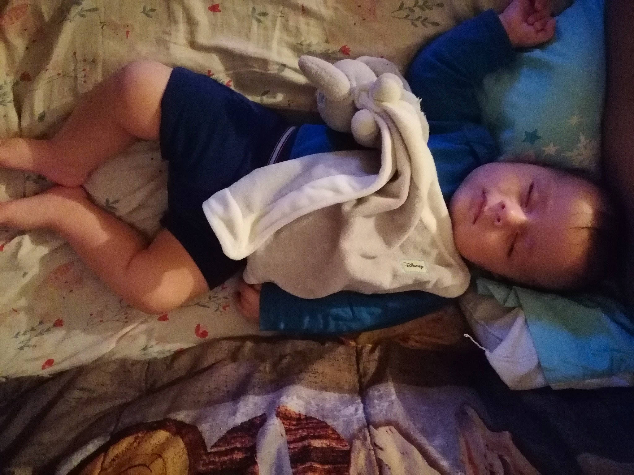 Maylon a rejoint le concours — aidez-le/la à gagner de superbes lots ! arm, baby, bedtime, birth, child, hand, leg, nap, person, sleep, toddler