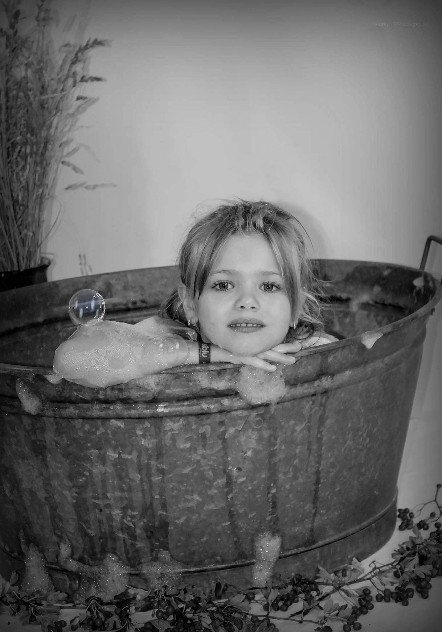 Miléna a rejoint le concours — aidez-le/la à gagner de superbes lots ! baby, bathing, black_and_white, child, flash_photography, fluid, fun, hair, happy, head, iris, monochrome, monochrome_photography, person, plant, portrait_photography, still_life_photography, stock_photography, toddler, water
