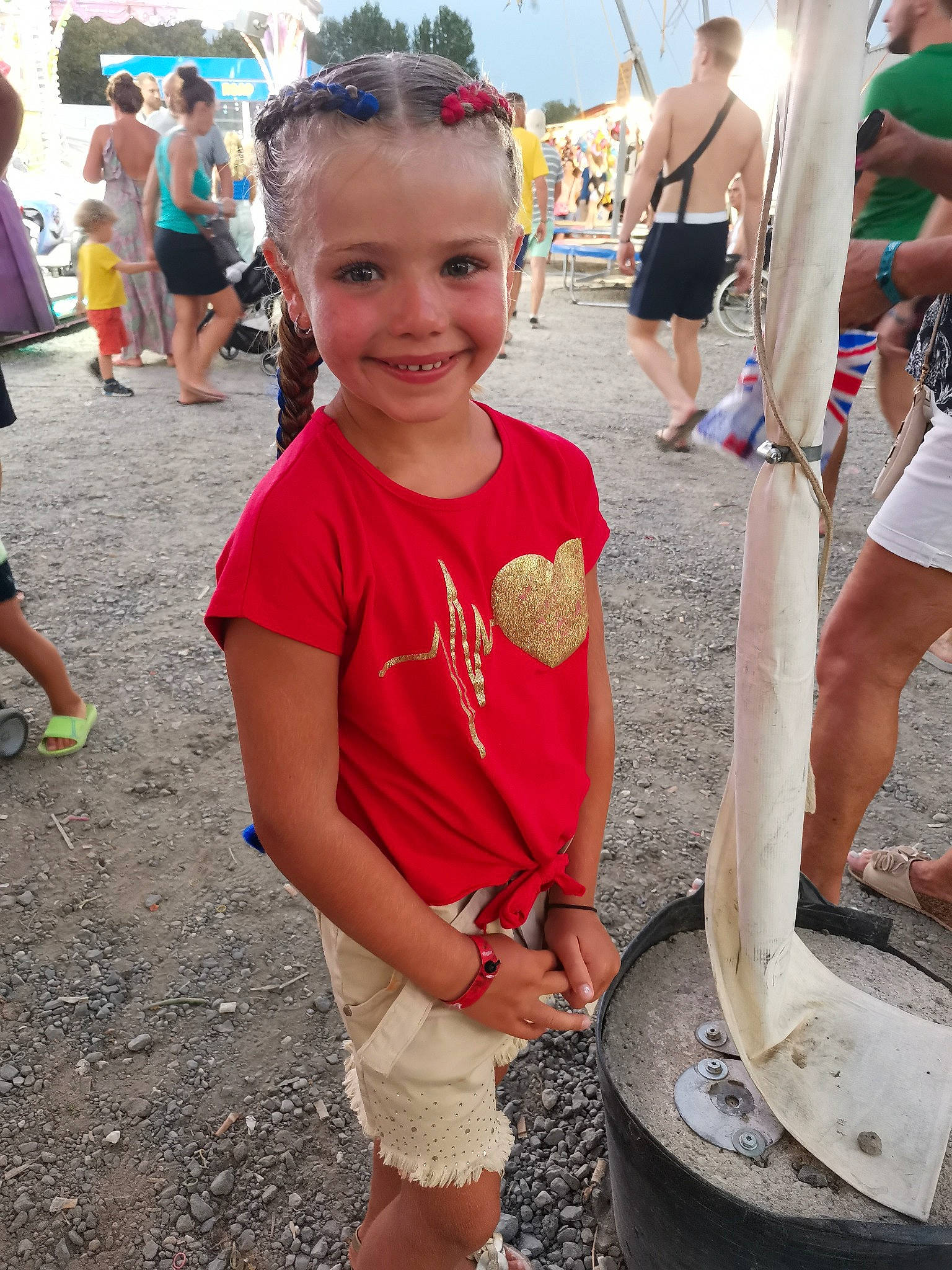 Miléna a rejoint le concours — aidez-le/la à gagner de superbes lots ! child, event, eyewear, fun, happy, human, human_leg, joy, leisure, person, pink, recreation, shorts, smile, soil, summer, t_shirt, thigh, toddler, tourism