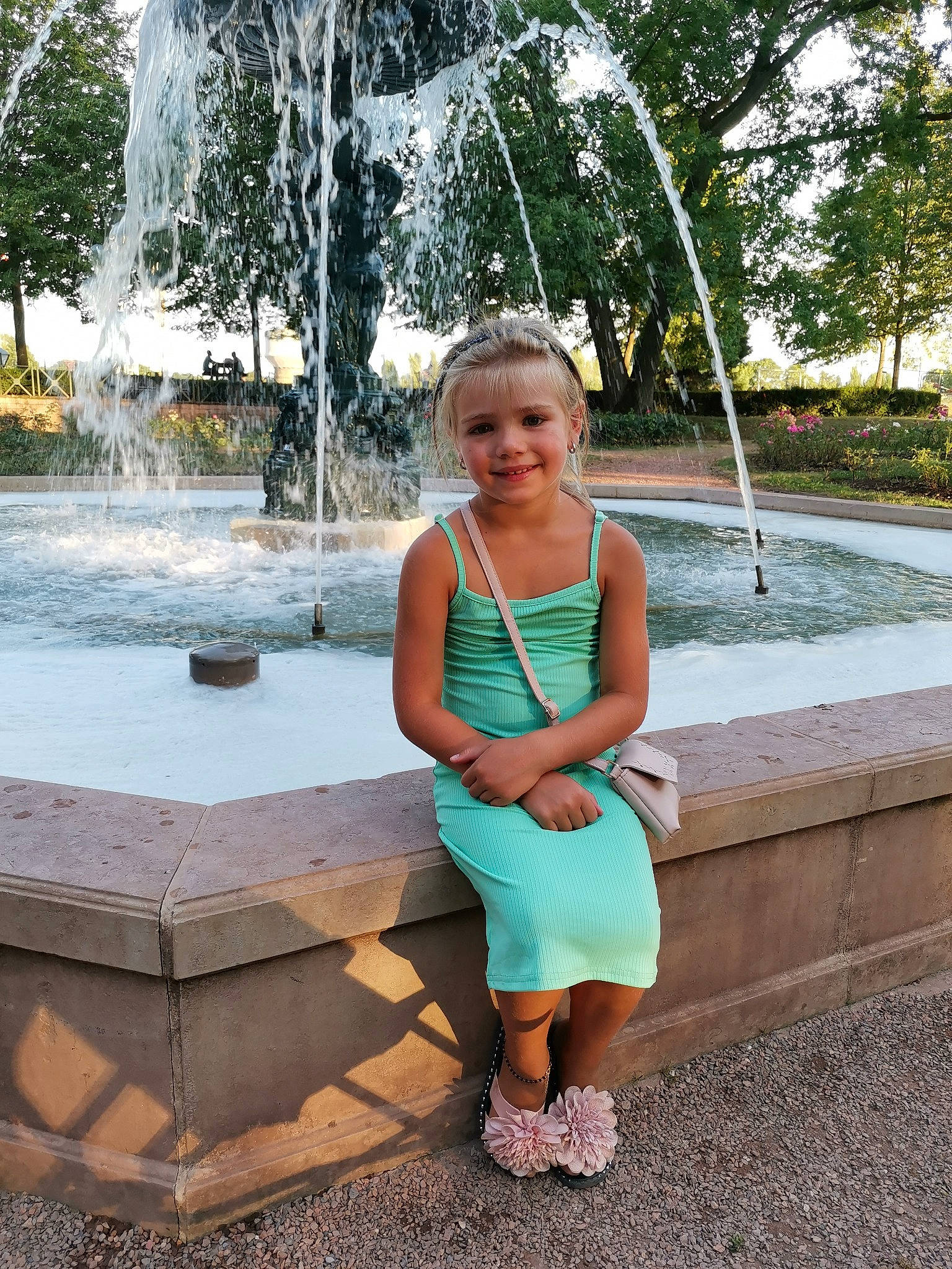 Miléna a rejoint le concours — aidez-le/la à gagner de superbes lots ! botany, flip_flops, fountain, fun, grass, green, happy, joy, leisure, person, photograph, plant, recreation, sandal, sitting, smile, snapshot, toddler, tree, vacation