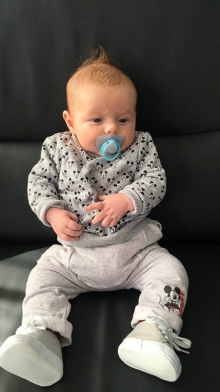 Tiago a rejoint le concours — aidez-le/la à gagner de superbes lots ! baby, baby_toddler_clothing, cheek, child, person, sitting, skin, toddler