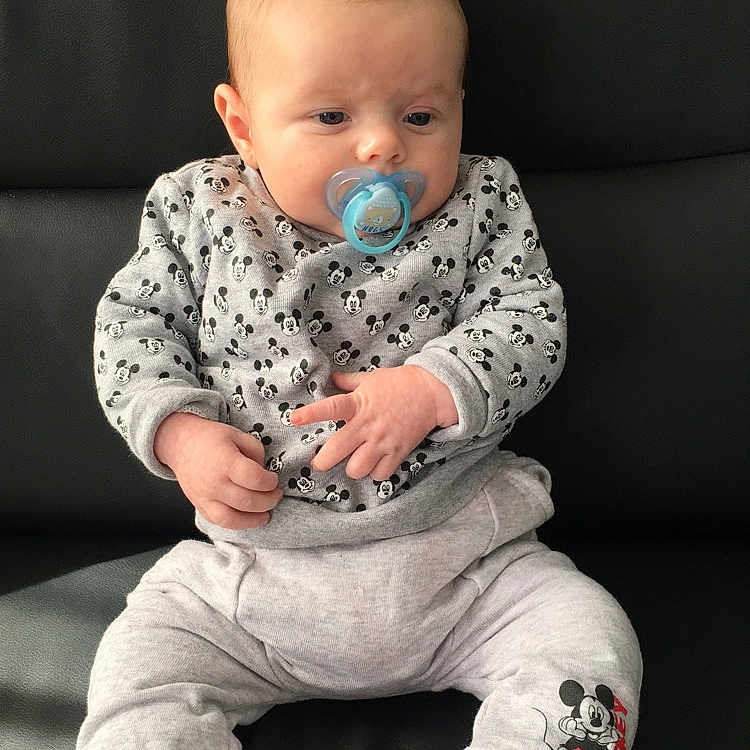 Tiago a rejoint le concours — aidez-le/la à gagner de superbes lots ! baby, baby_toddler_clothing, cheek, child, person, sitting, skin, toddler